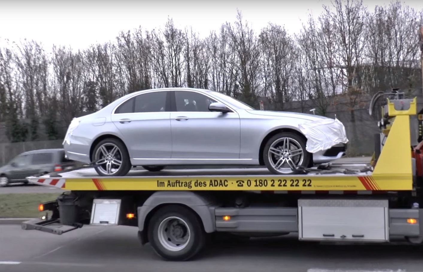 Mercedes-Benz E-Class 2016 dần lộ diện