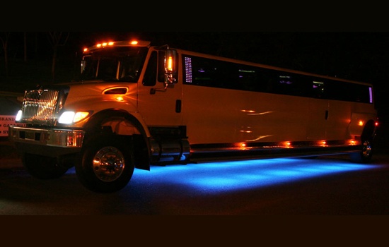 Colossus Limo được coi là chiếc limousine sang trọng bậc nhất thế giới với hàng loạt trang bị tiện nghi bên trong như TV plasma, hệ thống DJ “đủ món”, PS3 cho ai “nghiện game”, hệ thống WII, dàn karaoke chuyên nghiệp, sàn nhảy disco với hệ thống đèn trần, đèn sàn và quả châu. 