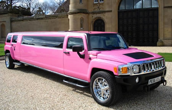 Pink Hummer Limo là một trong những chiếc limousine hiếm hoi có màu… hồng. Nó còn trở nên đặc biệt khi đây lại là một chiếc xe cho thuê bởi limousine thường là phương tiện thuộc sở hữu cá nhân hoặc của một tổ chức nào đó. Chiếc xe này có thể chở được tới 15 người và cũng sở hữu các trang bị trong nội thất không kém gì những “anh em” cùng được liệt kê trong bài.