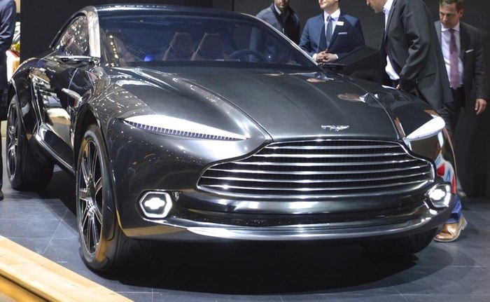 Cuối cùng là Aston Martin DBX - mẫu xe chạy hoàn toàn bằng điện. Nhiều khả năng, DBX sẽ là ý tưởng cho một loạt các sản phẩm mới của Aston Martin trong tương lai gần. Đó có thể là một chiếc GT hạng sang như chính mẫu DBX này, nhưng cũng có thể sẽ còn thêm một chiếc crossver GT khác.