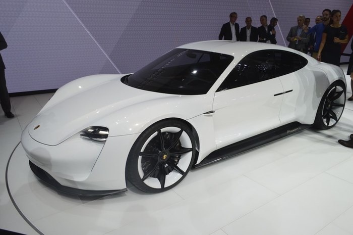 Porsche Mission E sẽ là siêu xe chạy điện đầu tiên của thương hiệu xứ Stuttgart. Ban Giám đốc của Porsche cũng vừa bật đèn xanh cho phiên bản sản xuất của concept này. Mission E bốn cửa với bốn chỗ ngồi tách biệt được trang bị hệ thống dẫn động điện sản sinh công suất trên 600 mã lực. Nhờ vậy, xe có thể tăng tốc từ 0 đến 100 km/giờ trong vòng chưa đến 3,5 giây và có thể đi hết quãng đường 500 km trong một lần sạc. Hệ thống sạc đặc biệt thông qua bộ sạc 800 vôn được thiết kế riêng trên mẫu xe này mạnh gấp đôi so với hệ thống sạc nhanh hiện nay, pin lithium được tích hợp bên trong sàn xe hội tụ đủ sức mạnh để nạp khoảng 80% điện năng chỉ trong 15 phút. Việc ‘nạp nhiên liệu’ không dây bằng cảm ứng thông qua một cuộn dây đặt trực tiếp bên dưới sàn nhà để xe là tùy chọn được trang bị cho mẫu xe này.