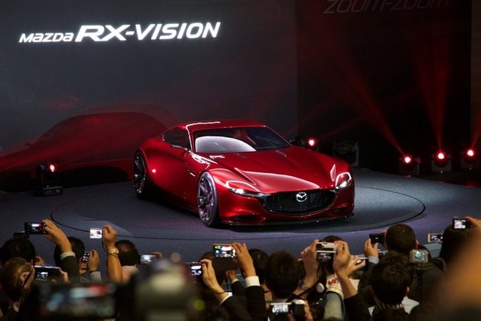 Mazda RX-Vision là câu trả lời khá rõ ràng của nhà sản xuất Nhật Bản đối với phân khúc xe thể thao. Điểm đáng chú ý của RX-Vision là động cơ đặt phía trước, hệ dẫn động cầu sau. Xe được thiết kế theo ngôn ngữ KODO mà hầu hết các sản phẩm mới của Mazda đều đang áp dụng. Điều đó khiến RX-Vision được kỳ vọng sẽ đi vào dây chuyền sản xuất hàng loạt trong thời gian ngắn tới đây.