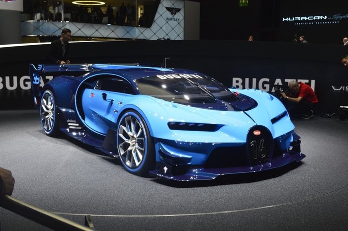 Bugatti Vision Gran Turismo nổi bật tại Frankfurt nhờ màu xanh da trời. Đây được kỳ vọng là bản xem trước của mẫu xe Chiron đang rất được chờ đón khi nó sẽ tiếp bước đàn anh Veyron trở thành một trong những mẫu xe nhanh nhất thế giới. 