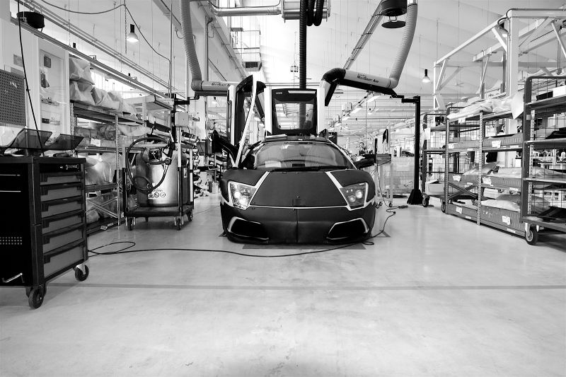 Ben trong nha may san xuat sieu xe Lamborghini hinh anh