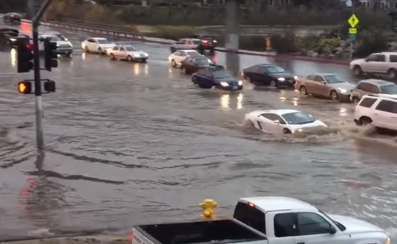 Lamborghini loi nuoc nhu tau ngam hinh anh