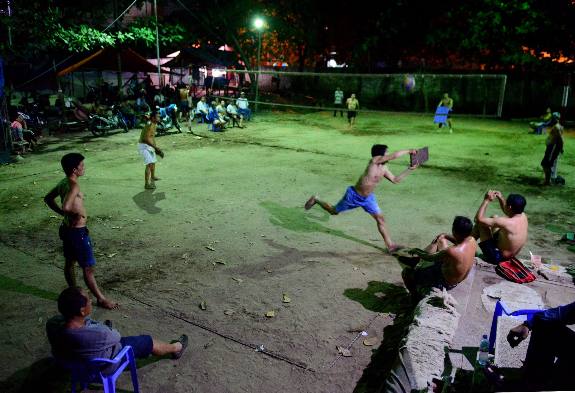Danh bong chuyen bang ban nhua anh 1