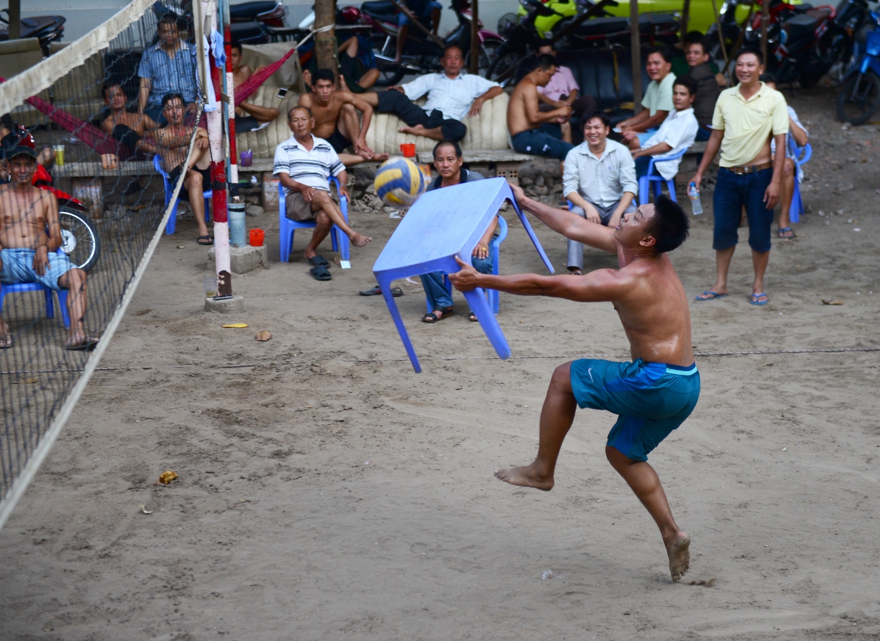 Danh bong chuyen bang ban nhua anh 2