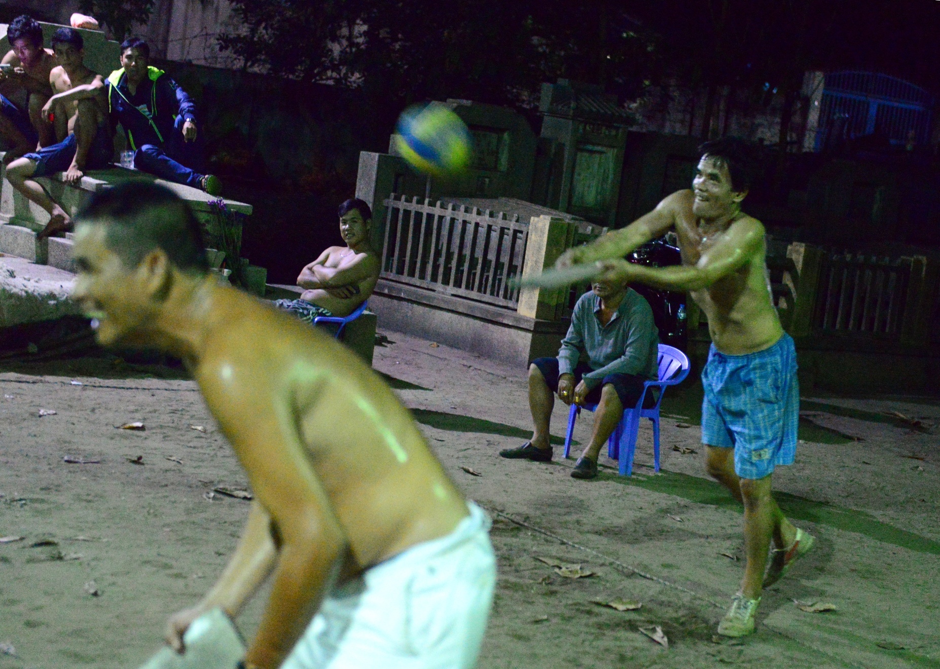 Danh bong chuyen bang ban nhua anh 6