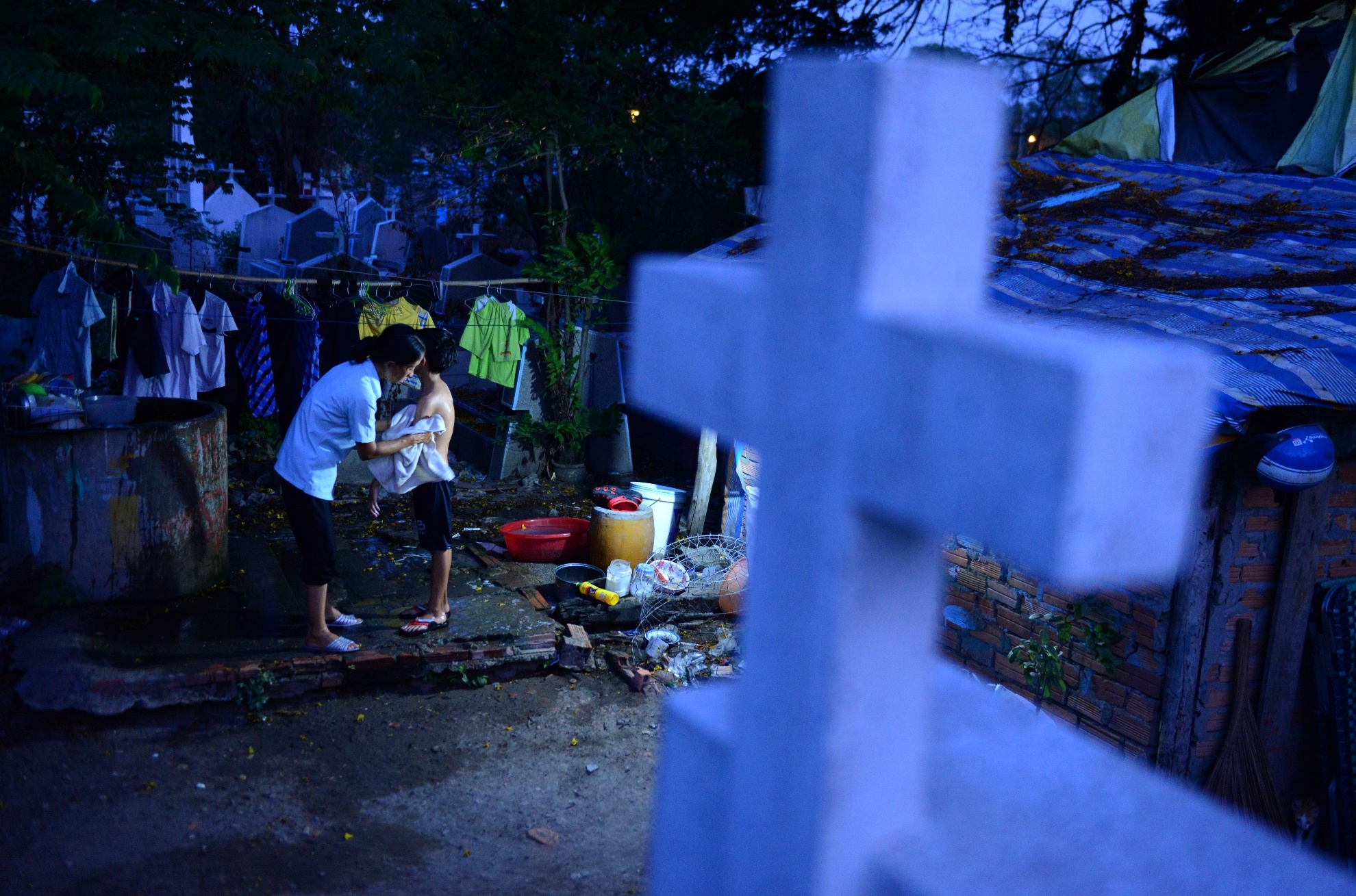 Bon me con song o nghia trang anh 1