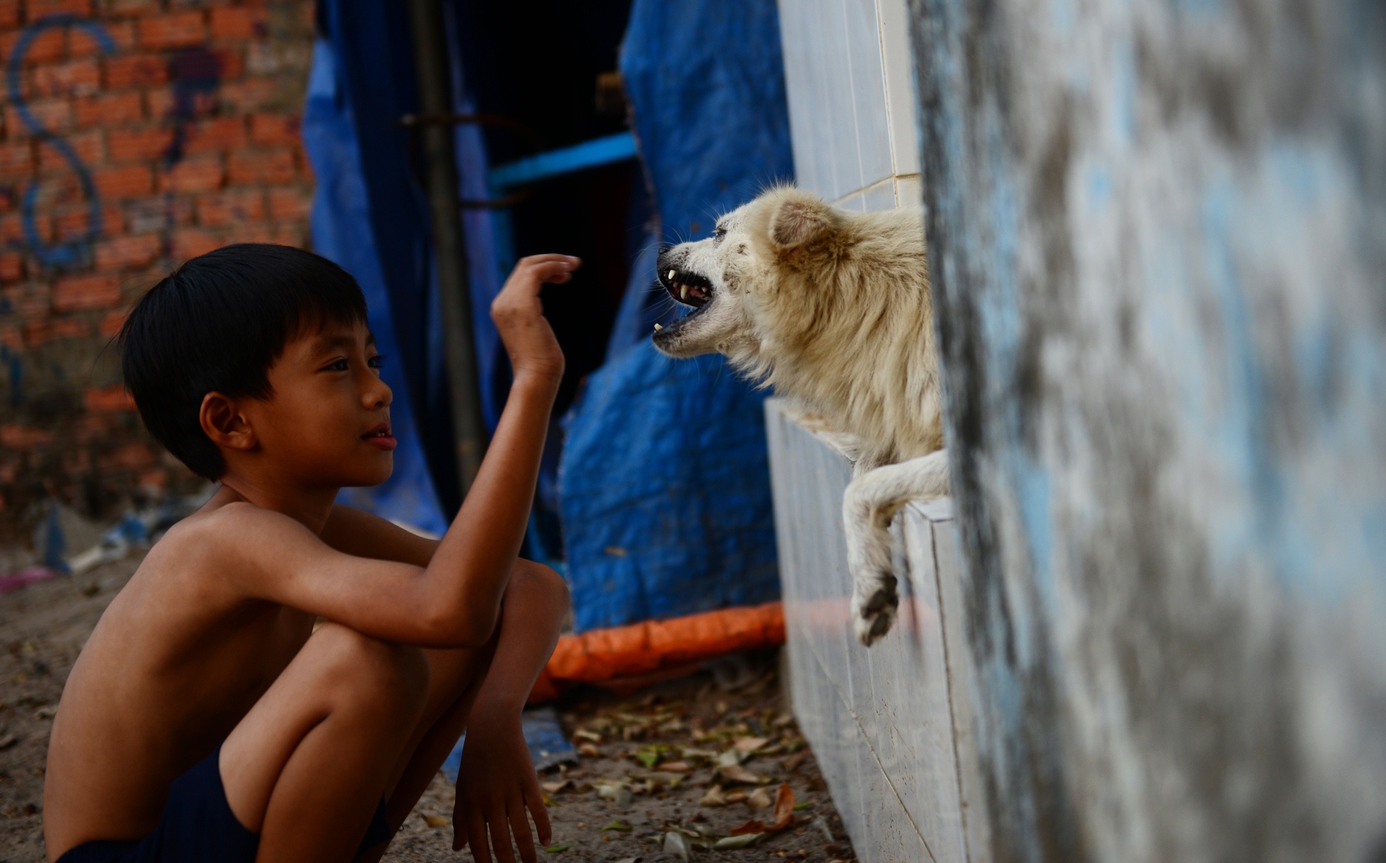 Bon me con song o nghia trang anh 10