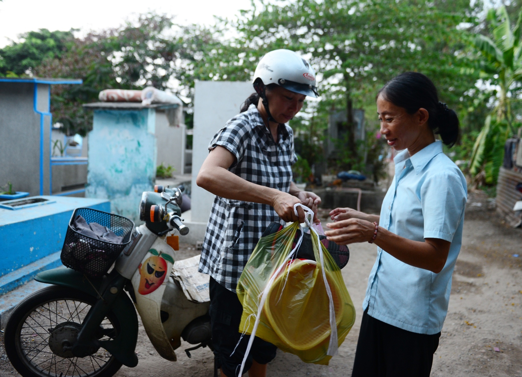 Bon me con song o nghia trang anh 11