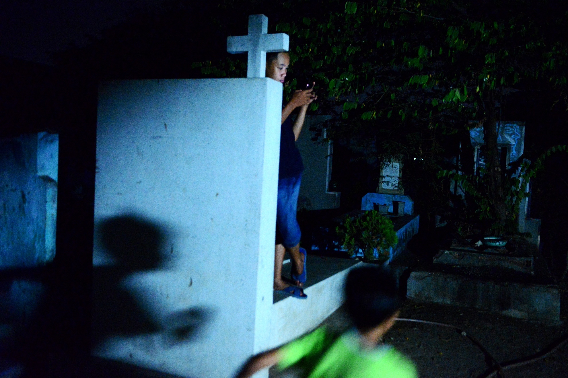 Bon me con song o nghia trang anh 13