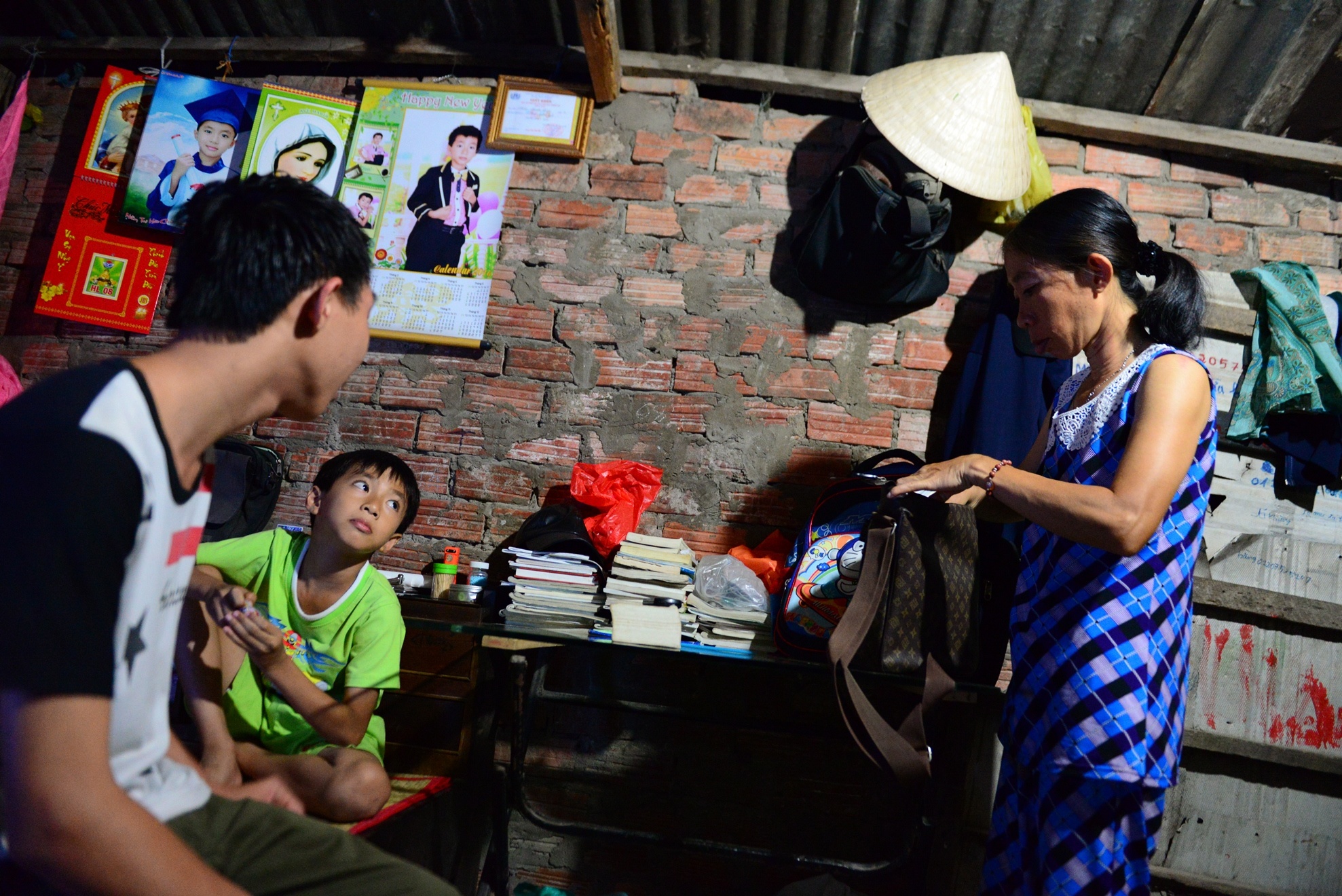 Bon me con song o nghia trang anh 15