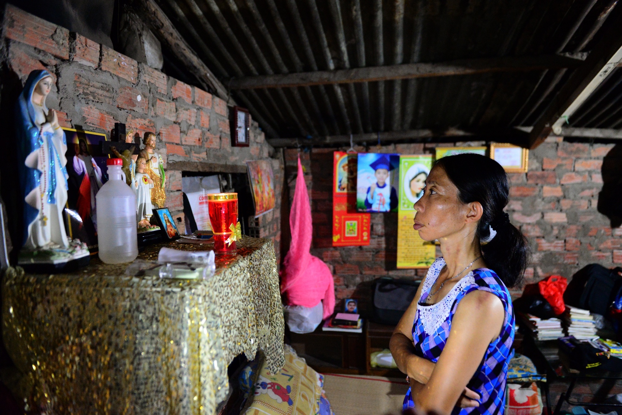 Bon me con song o nghia trang anh 16