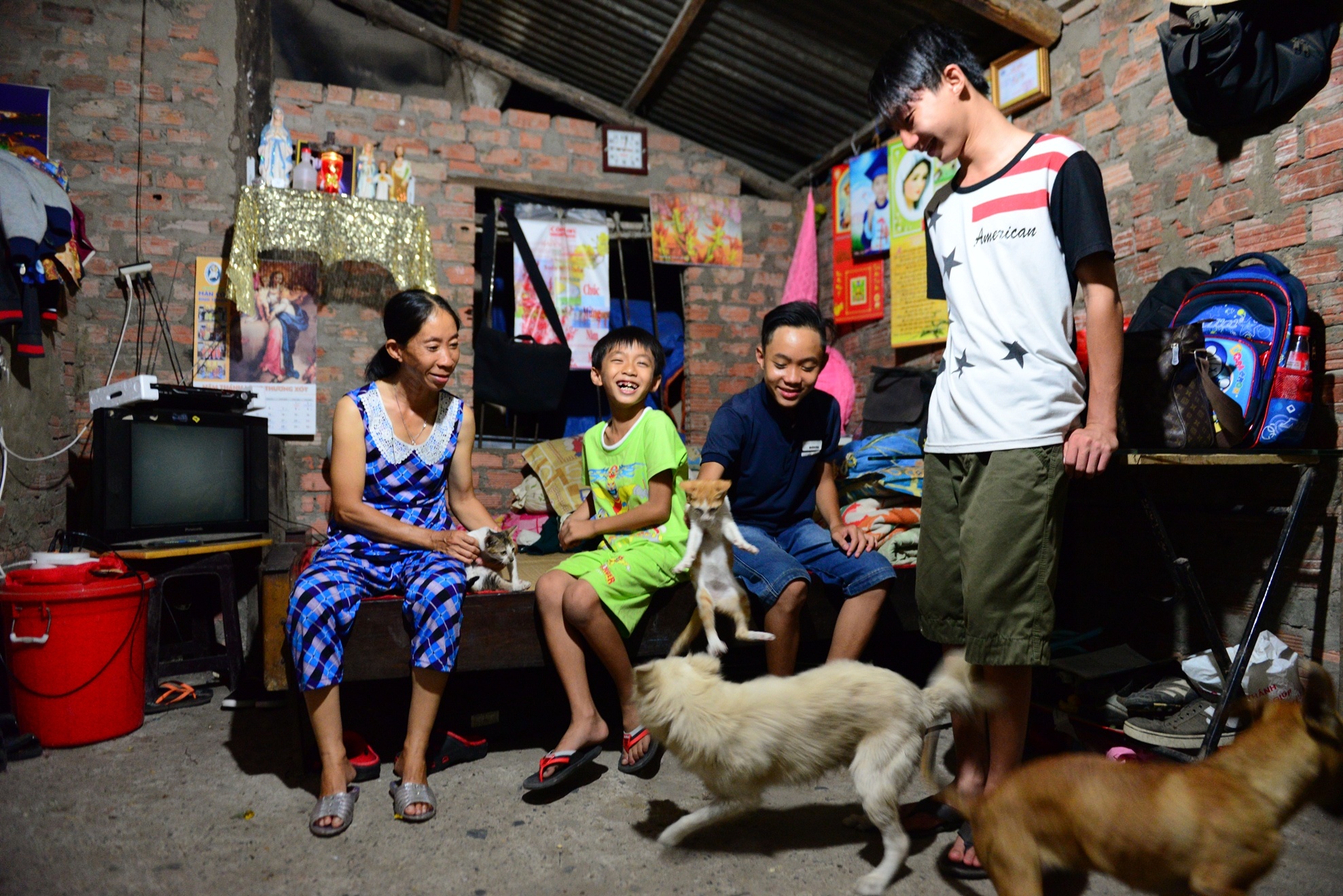 Bon me con song o nghia trang anh 17