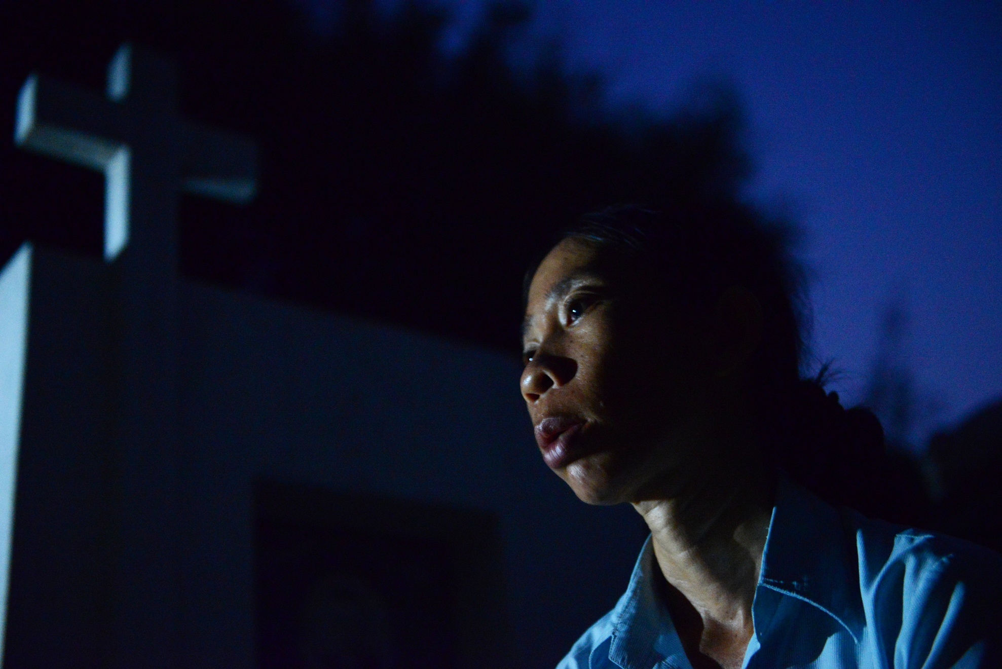 Bon me con song o nghia trang anh 18