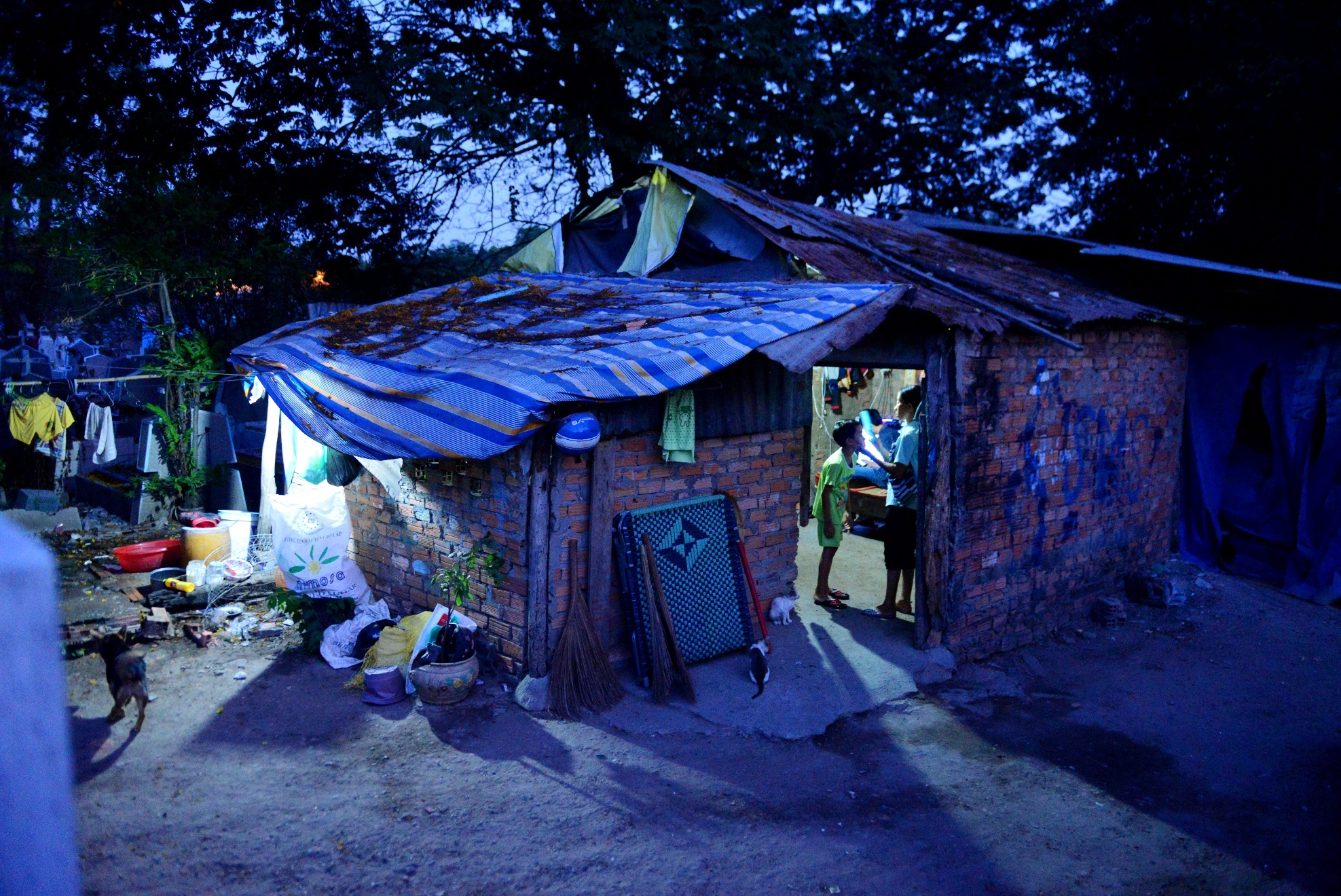 Bon me con song o nghia trang anh 19