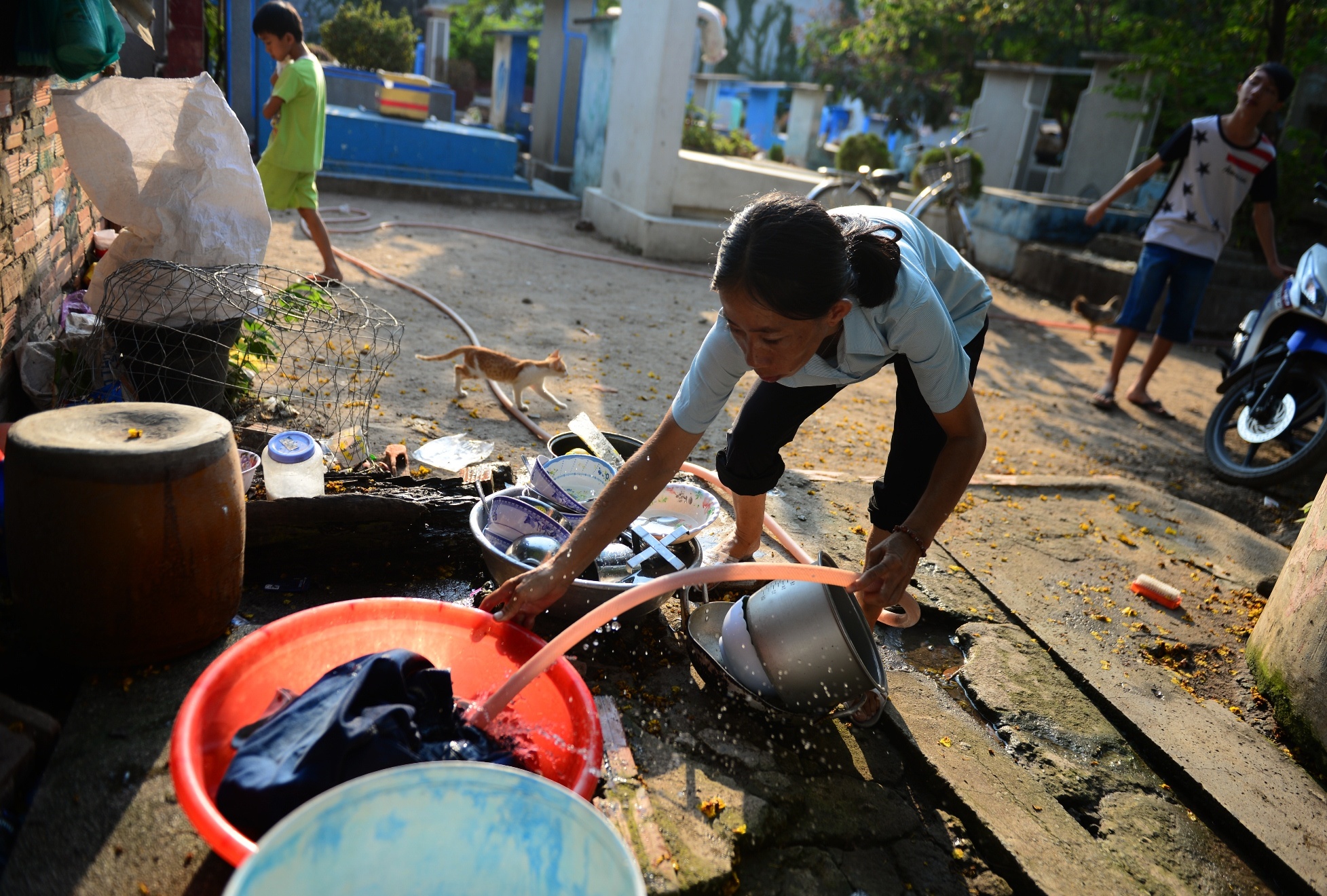 Bon me con song o nghia trang anh 2