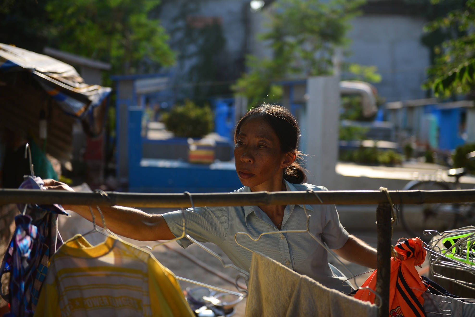 Bon me con song o nghia trang anh 3