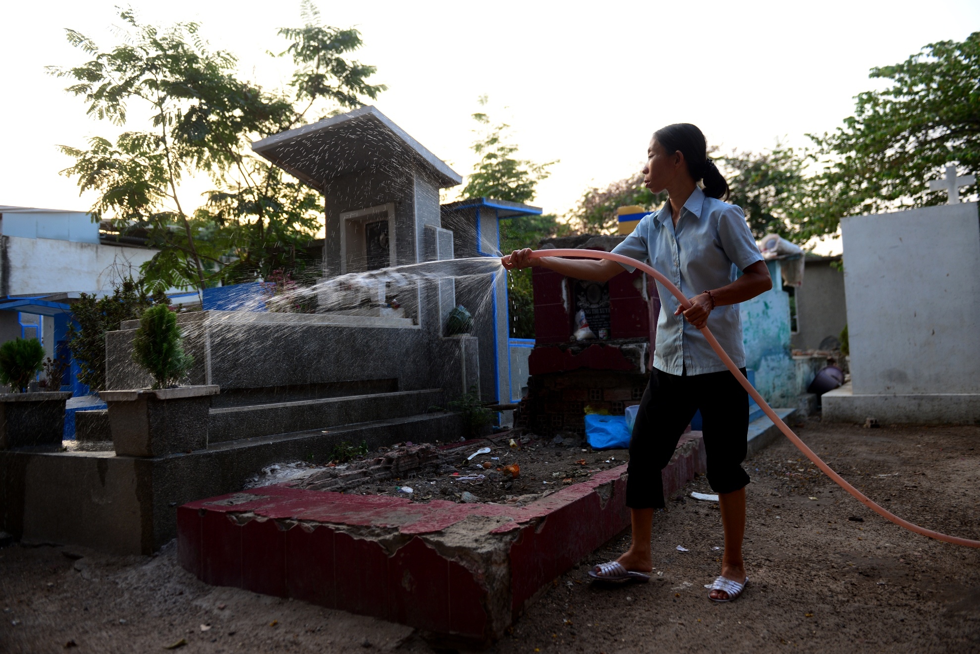 Bon me con song o nghia trang anh 4