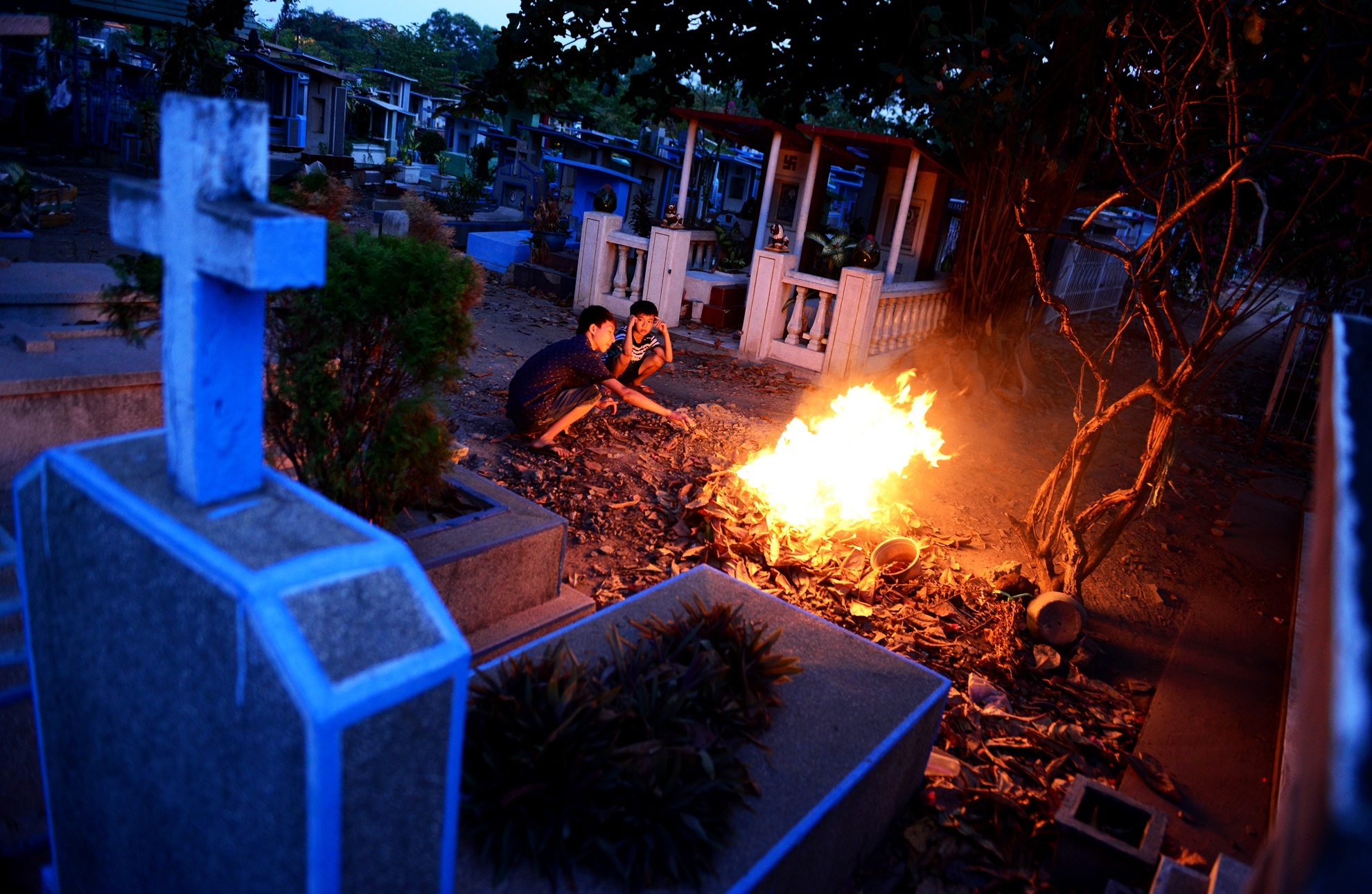 Bon me con song o nghia trang anh 5