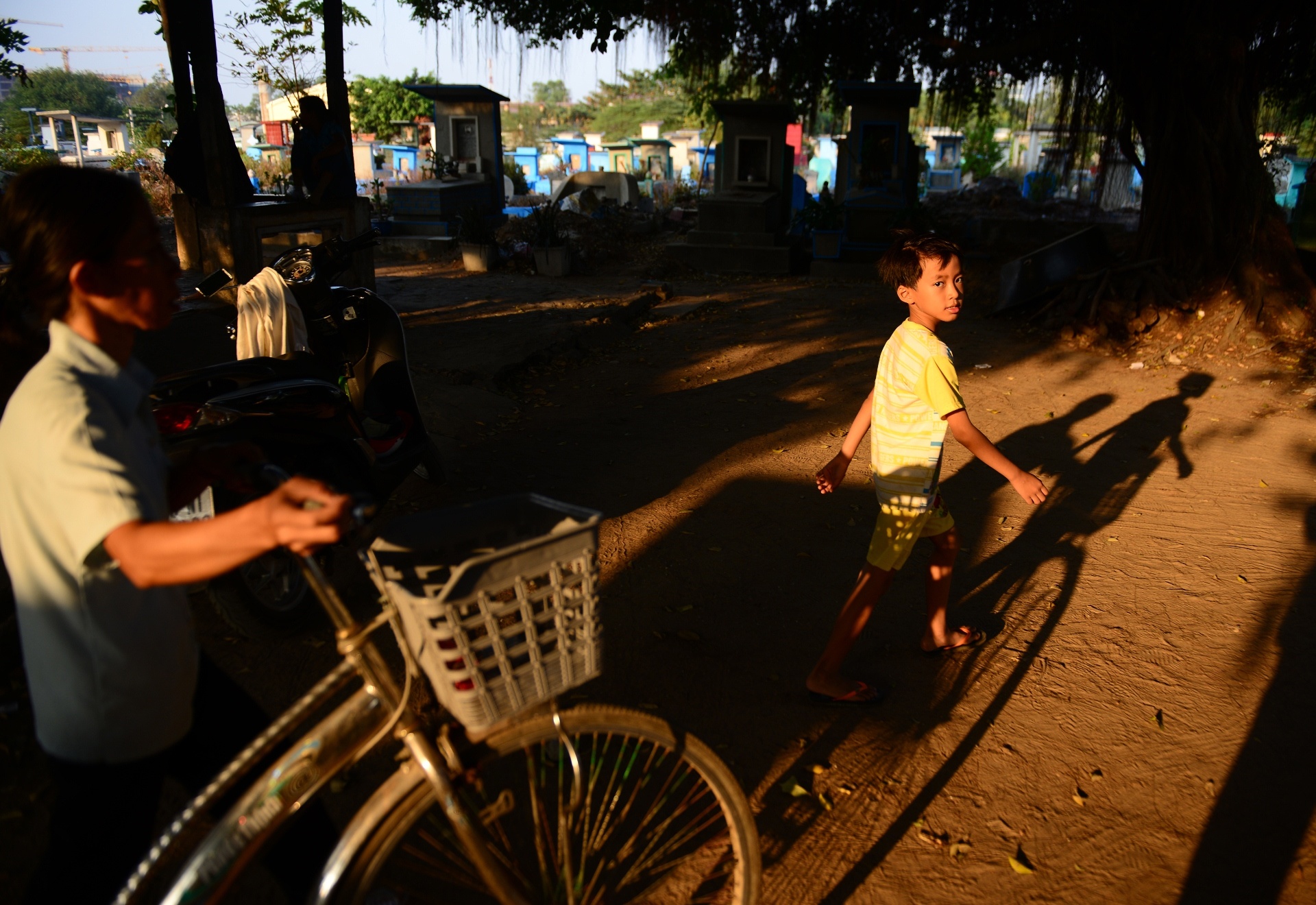 Bon me con song o nghia trang anh 6