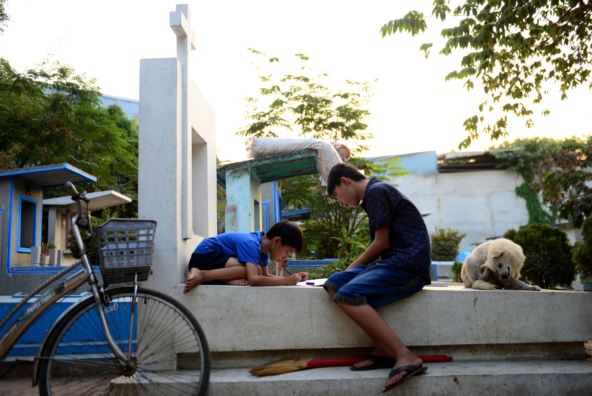 Bon me con song o nghia trang anh 7