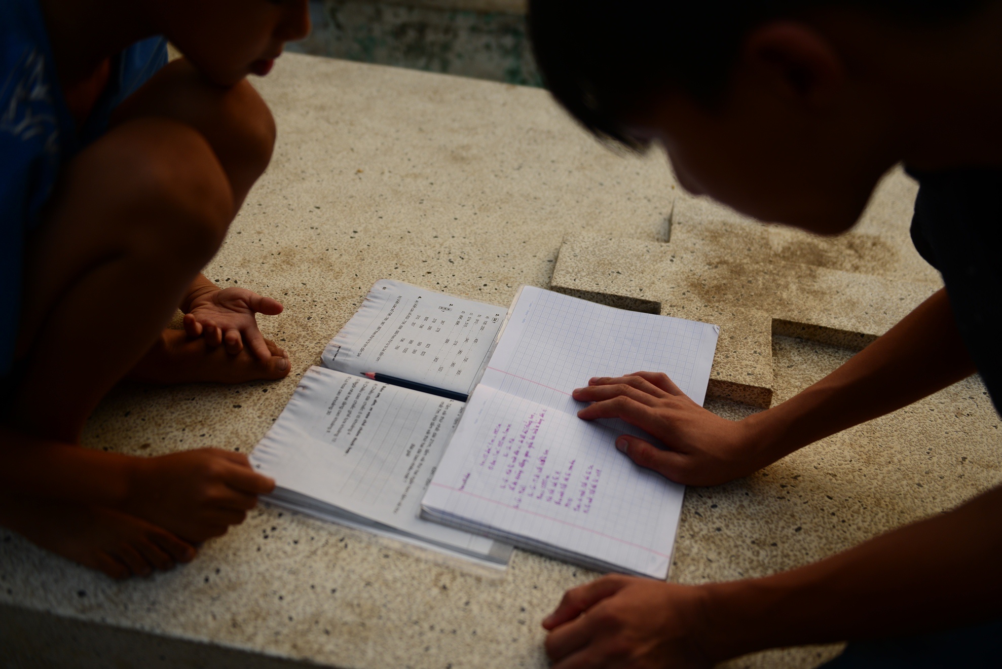 Bon me con song o nghia trang anh 8