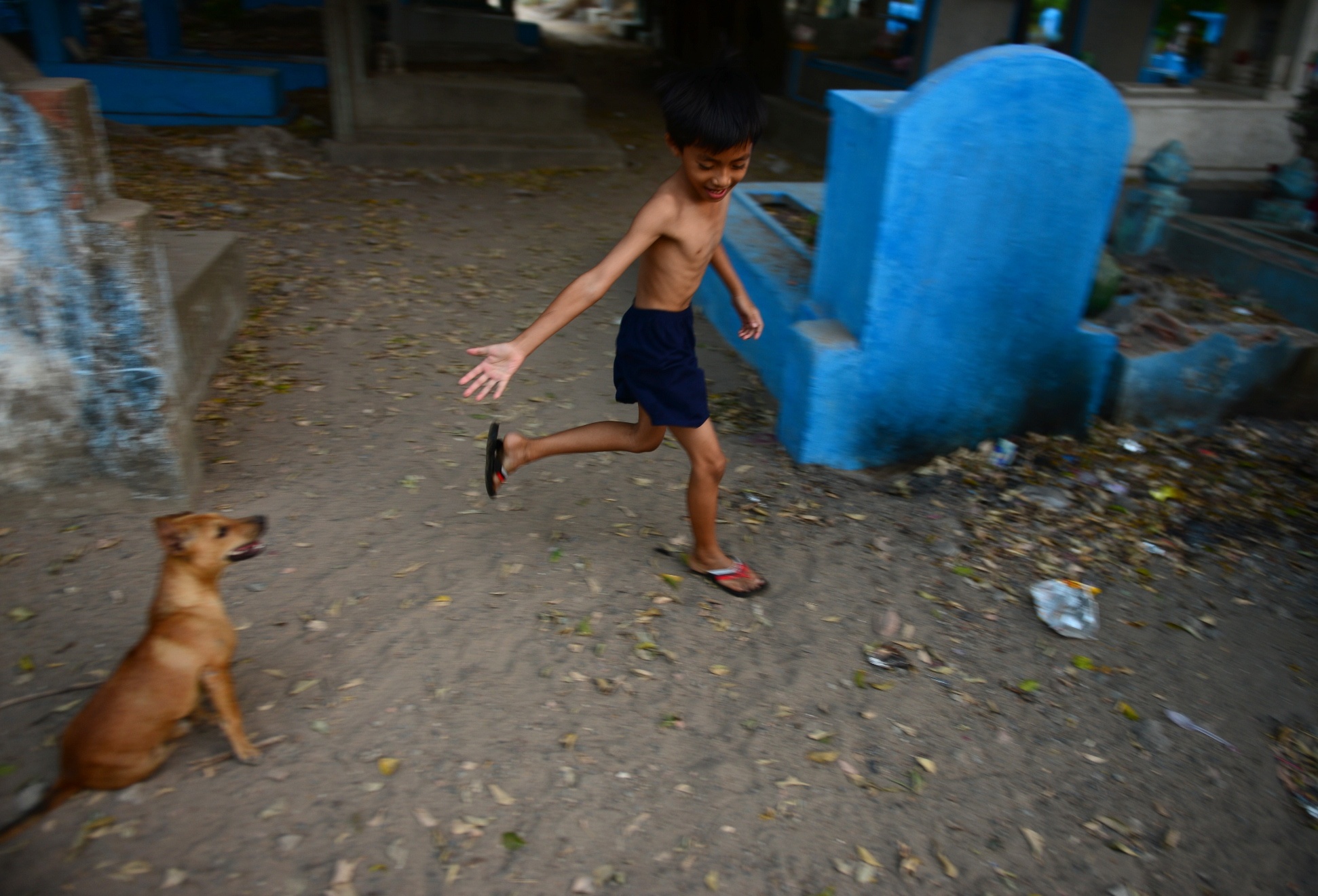 Bon me con song o nghia trang anh 9