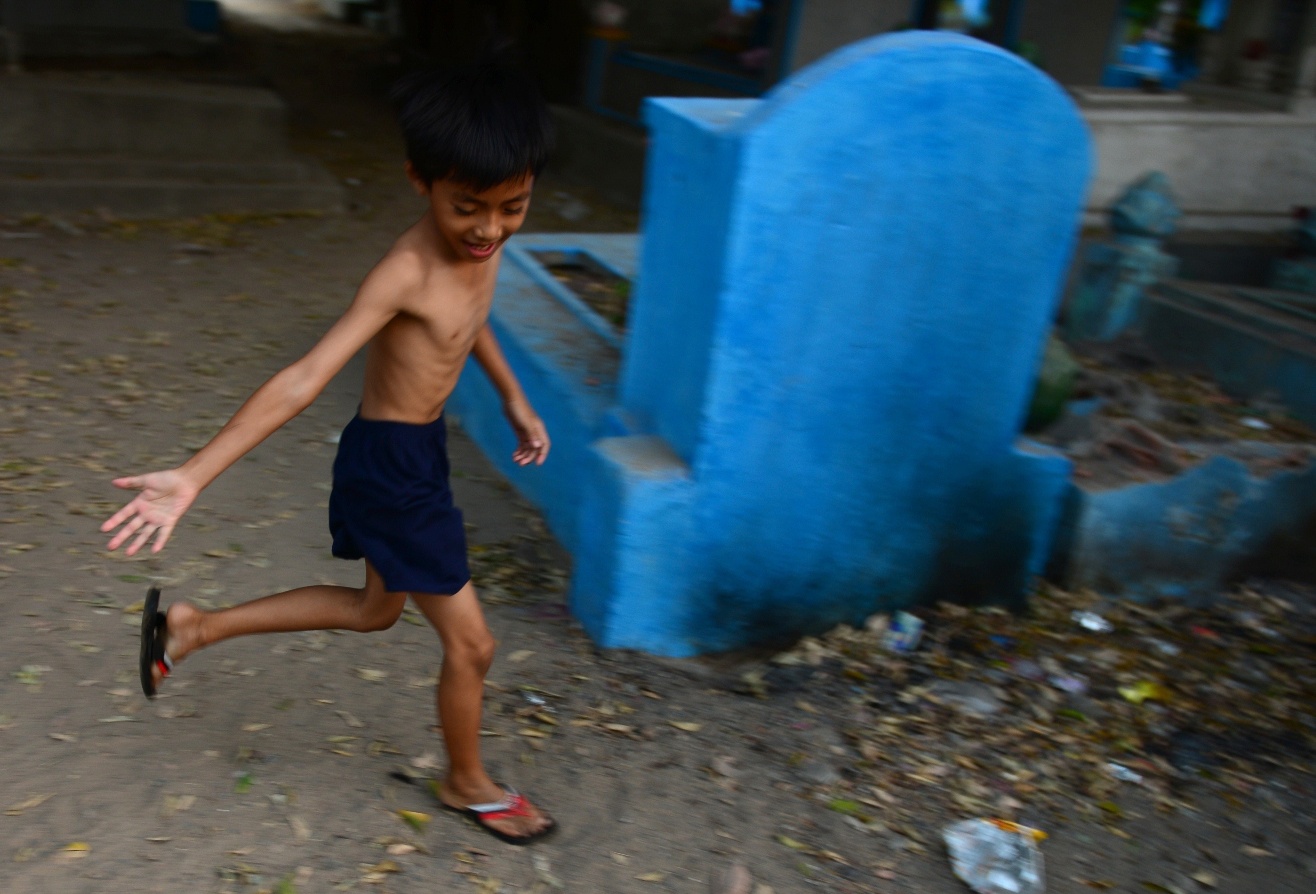 Canh doi bon me con song trong nghia trang o Sai Gon hinh anh