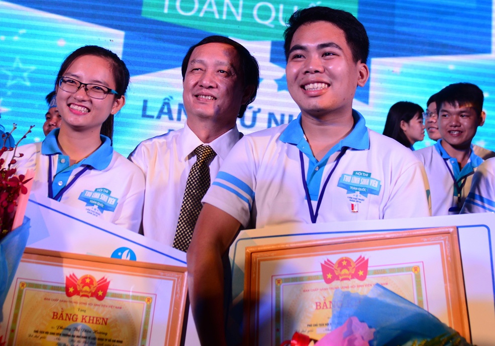 Dao Viet Bach tro thanh 'Thu linh sinh vien toan quoc' hinh anh