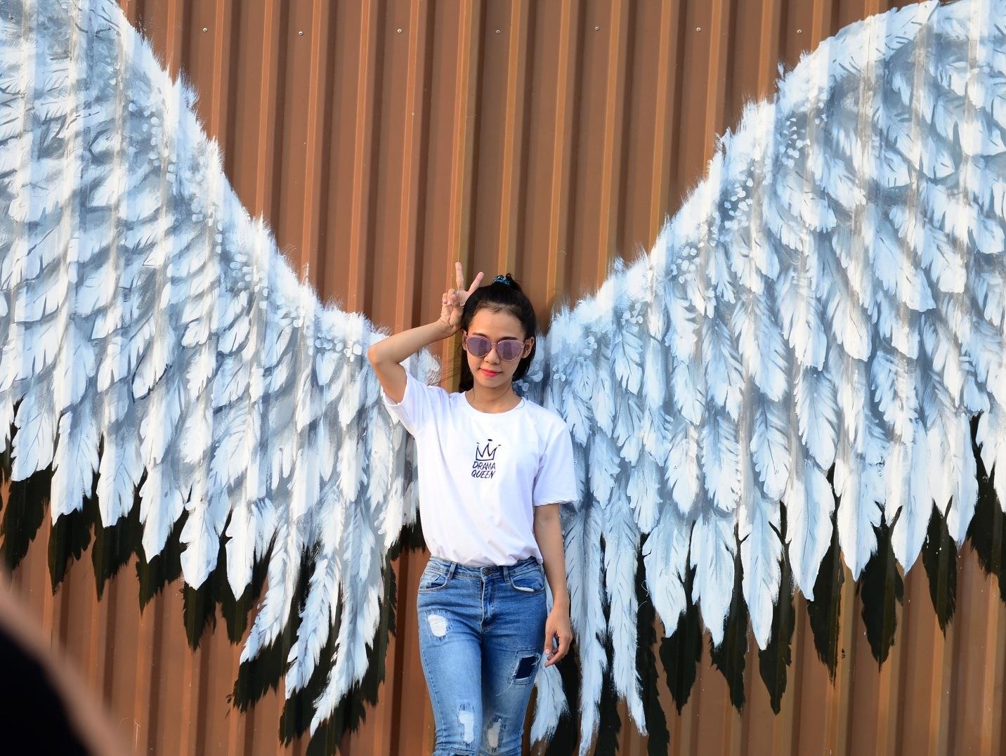 Thi nhau chup anh voi doi canh thien than o Sai Gon hinh anh