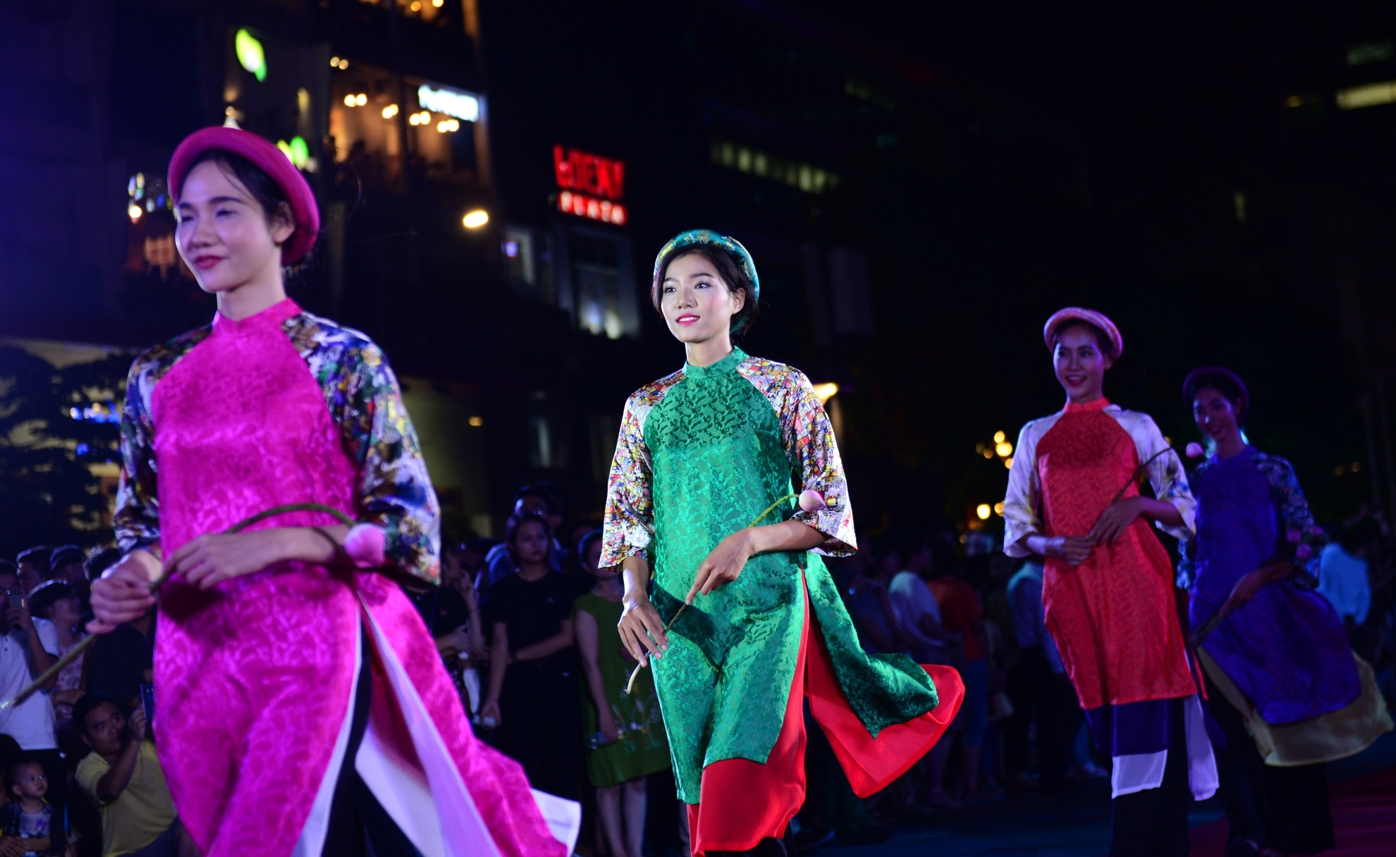 Trinh dien ao dai tren pho di bo hinh anh