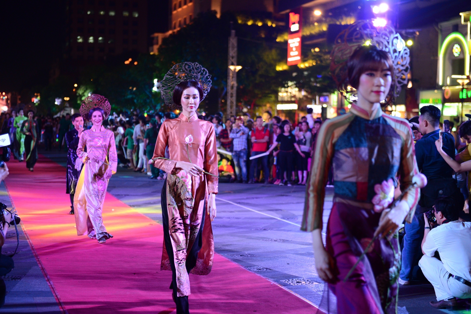 Ao dai tren pho di bo anh 10