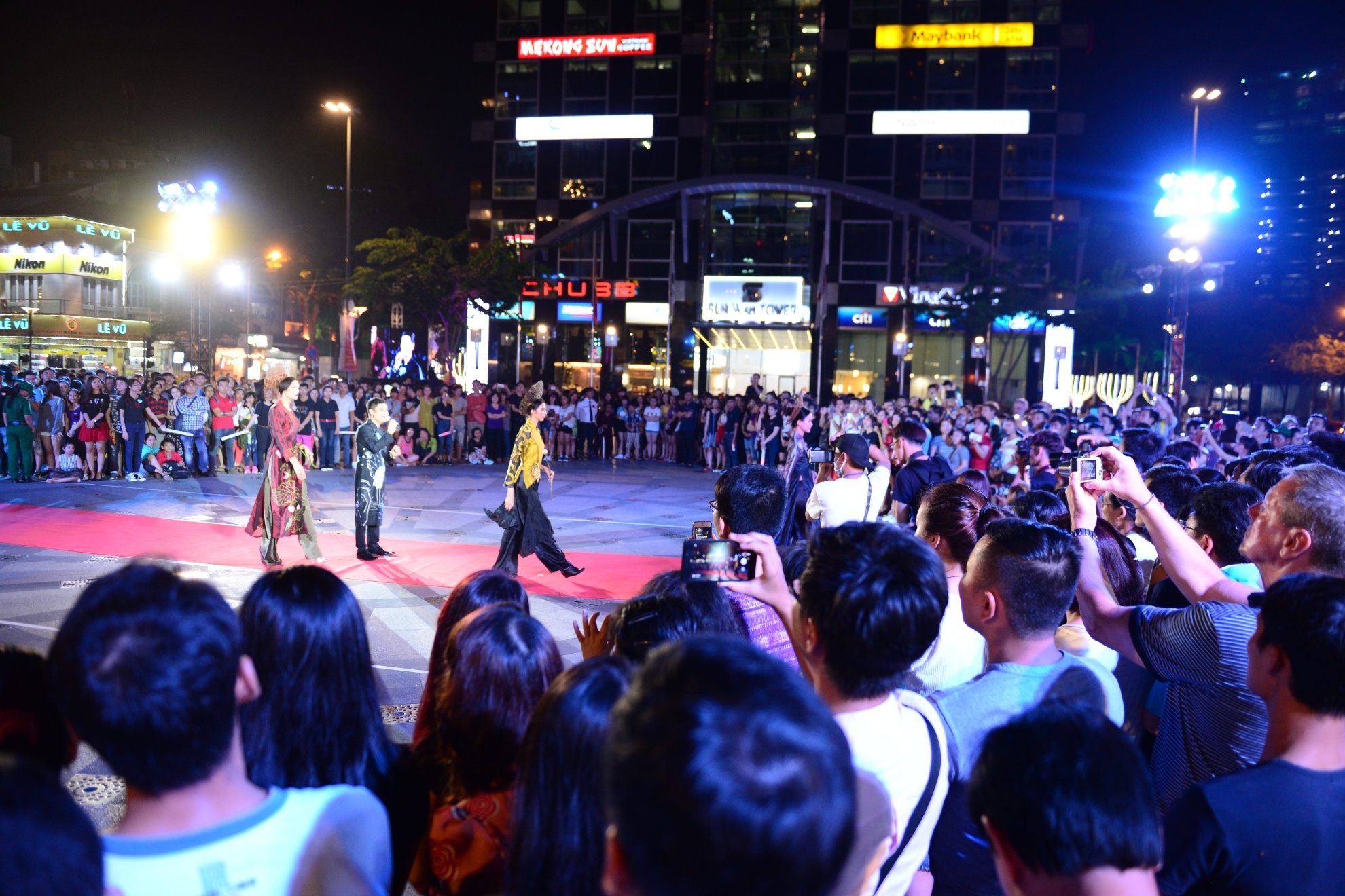 Ao dai tren pho di bo anh 11