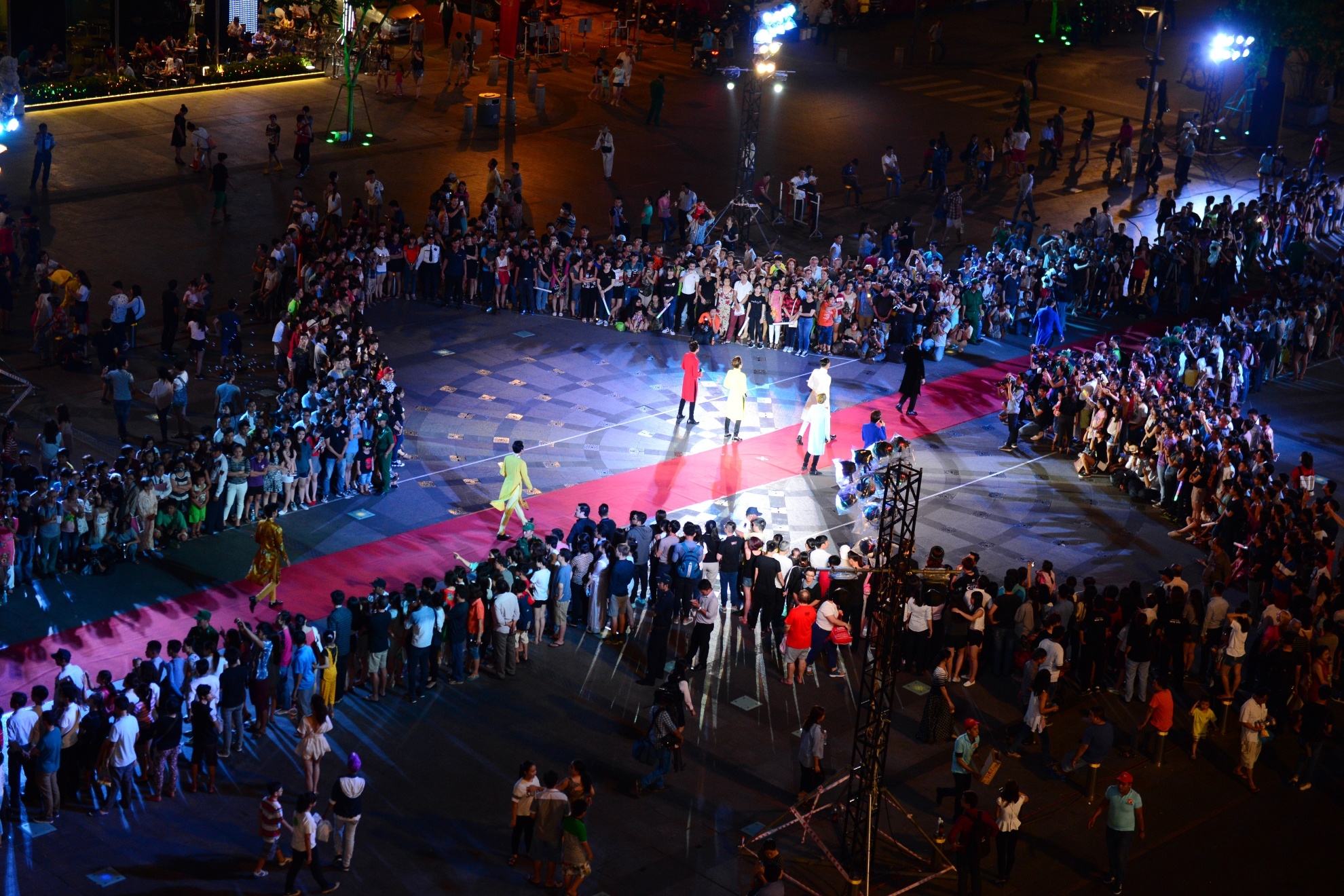 Ao dai tren pho di bo anh 12