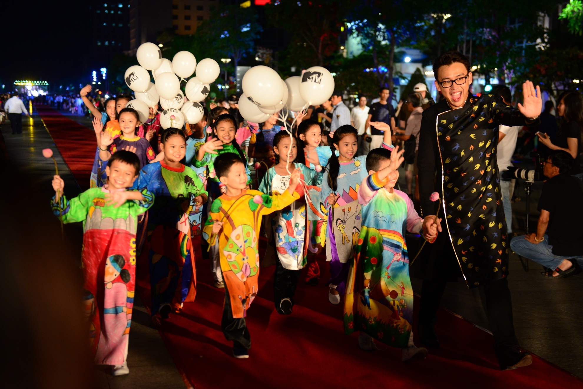 Ao dai tren pho di bo anh 13