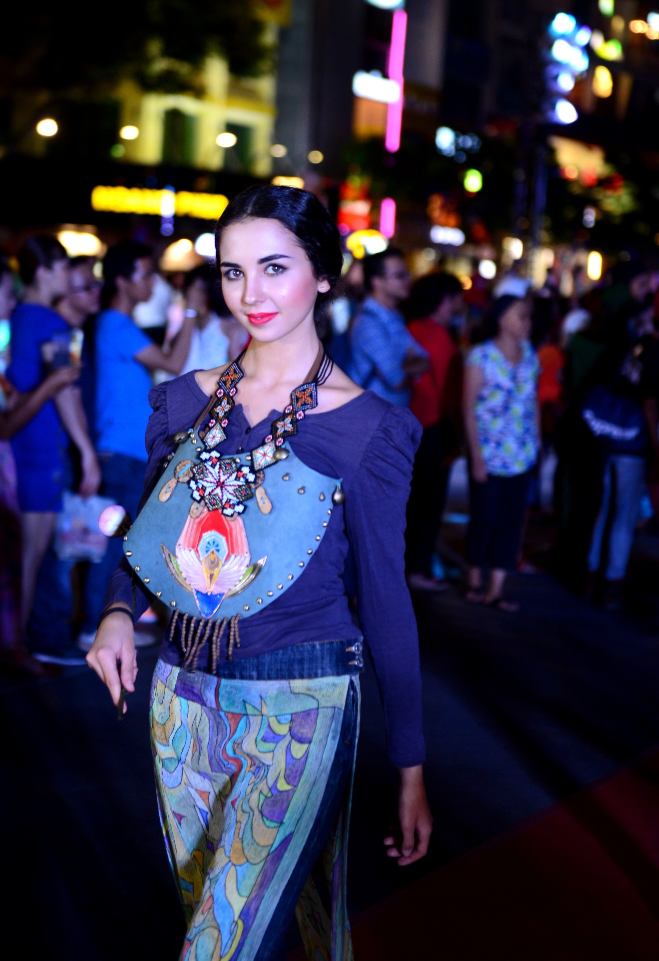 Ao dai tren pho di bo anh 14