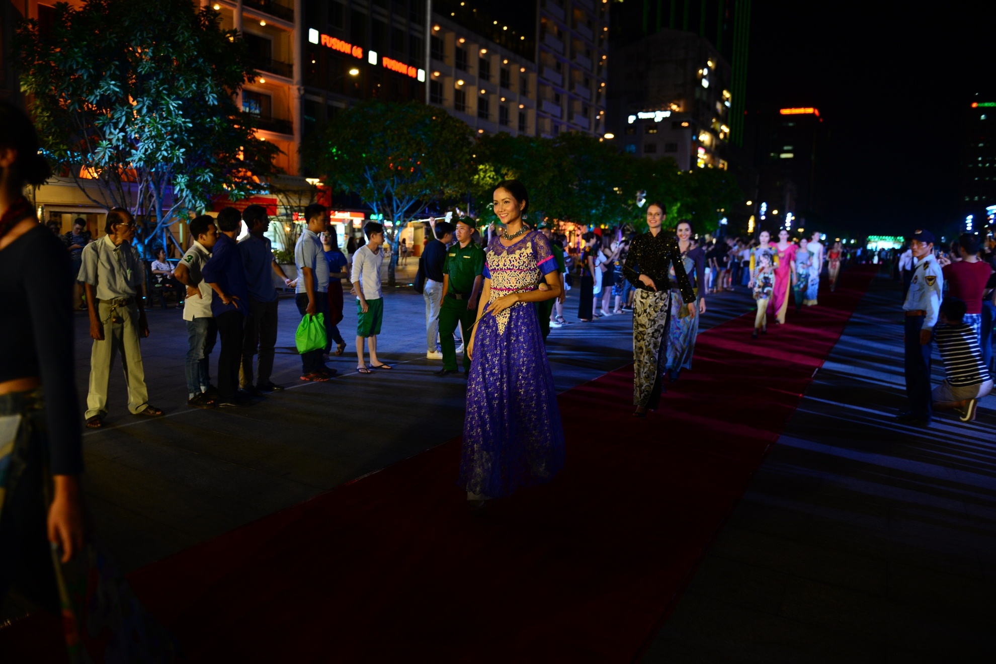 Ao dai tren pho di bo anh 15