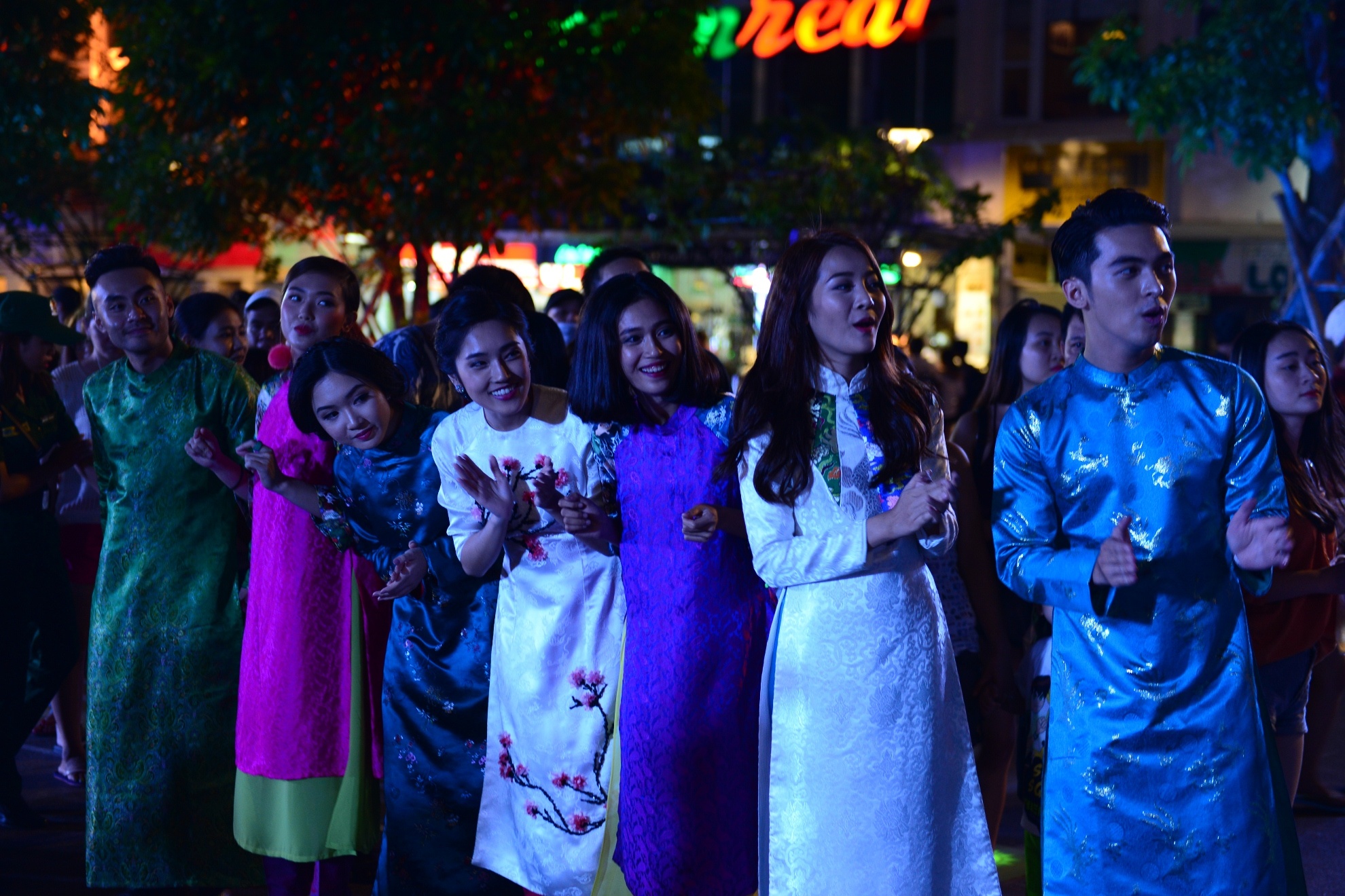 Ao dai tren pho di bo anh 16