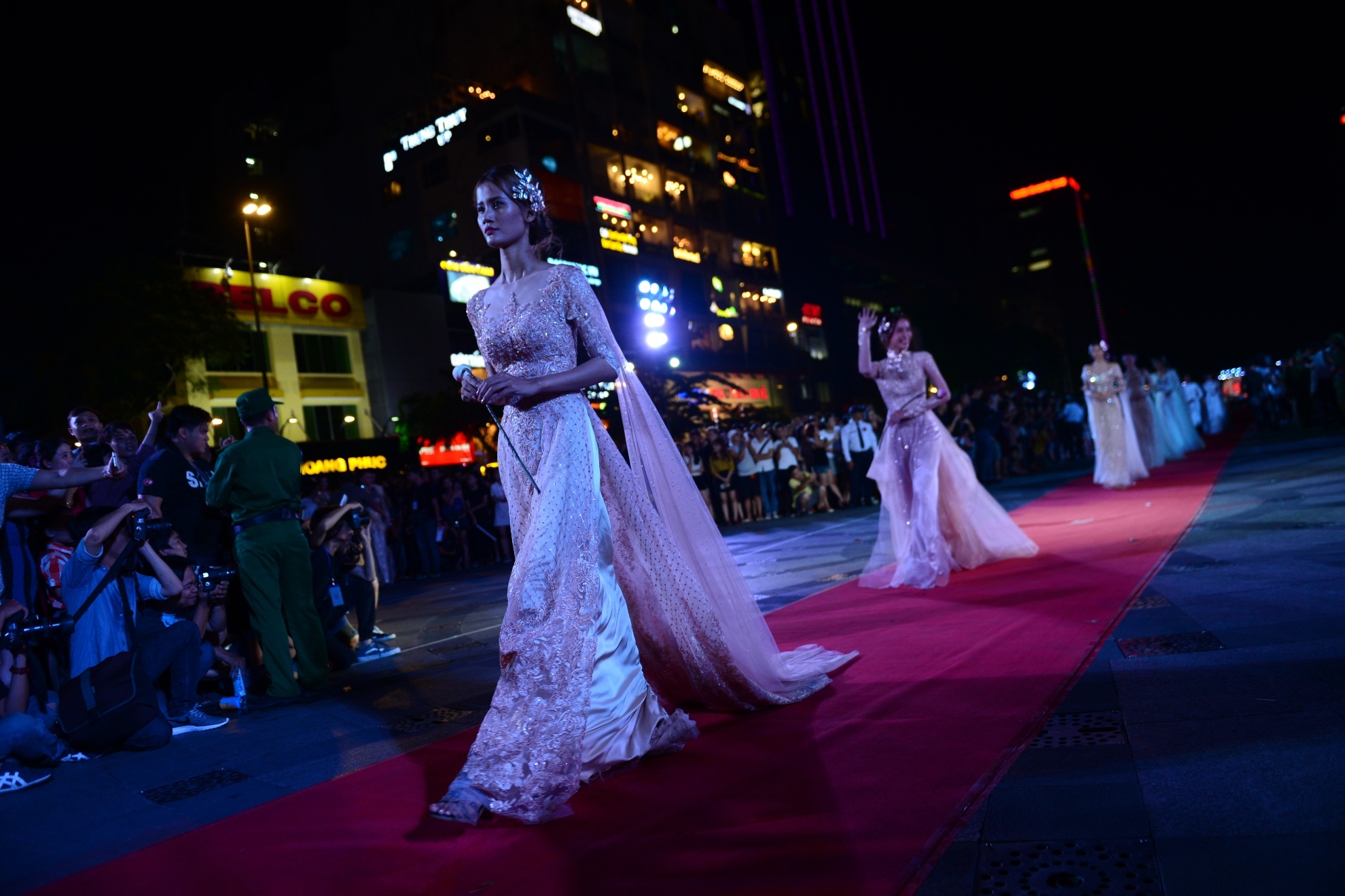 Ao dai tren pho di bo anh 17