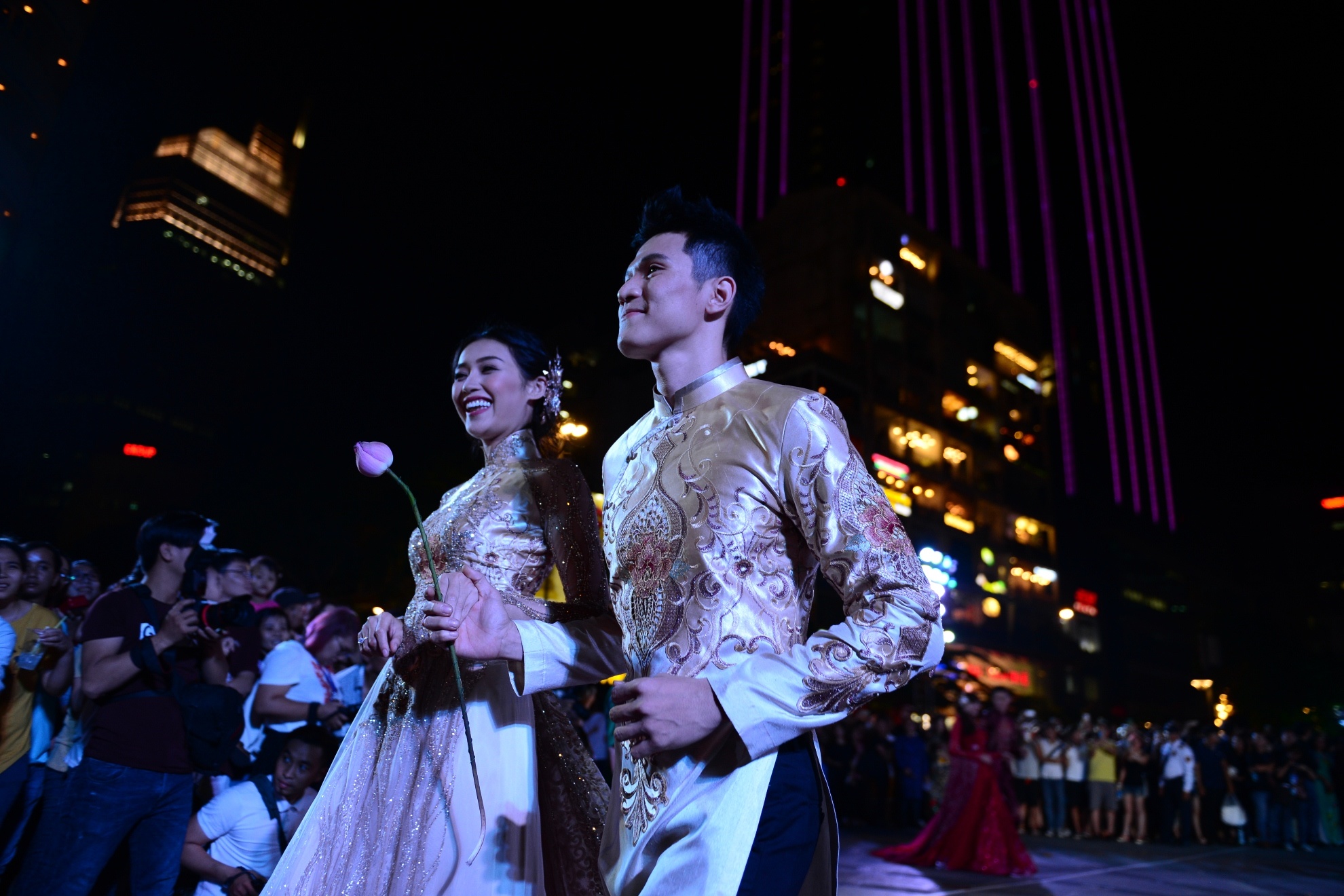 Ao dai tren pho di bo anh 18