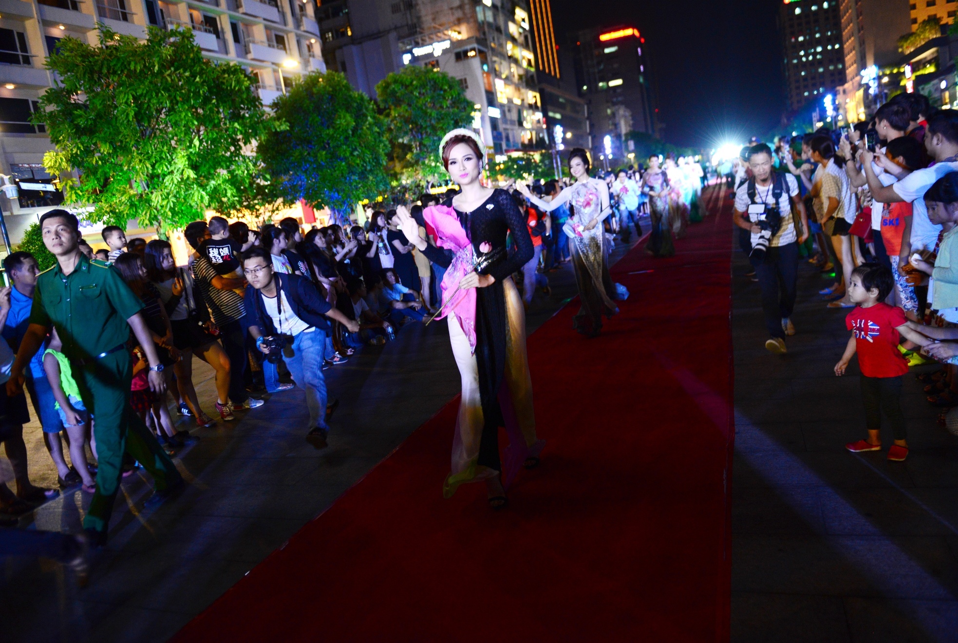 Ao dai tren pho di bo anh 19