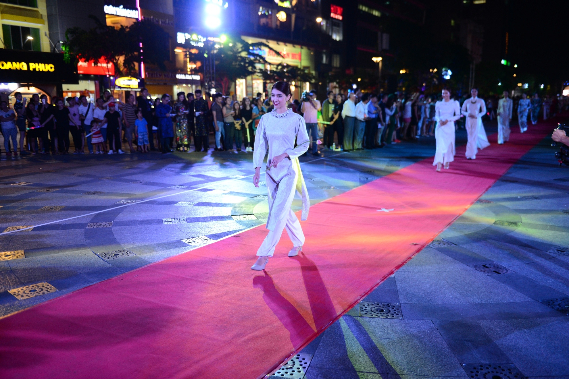 Ao dai tren pho di bo anh 2