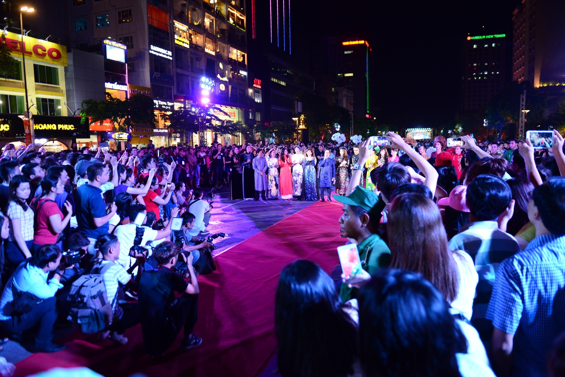 Ao dai tren pho di bo anh 20