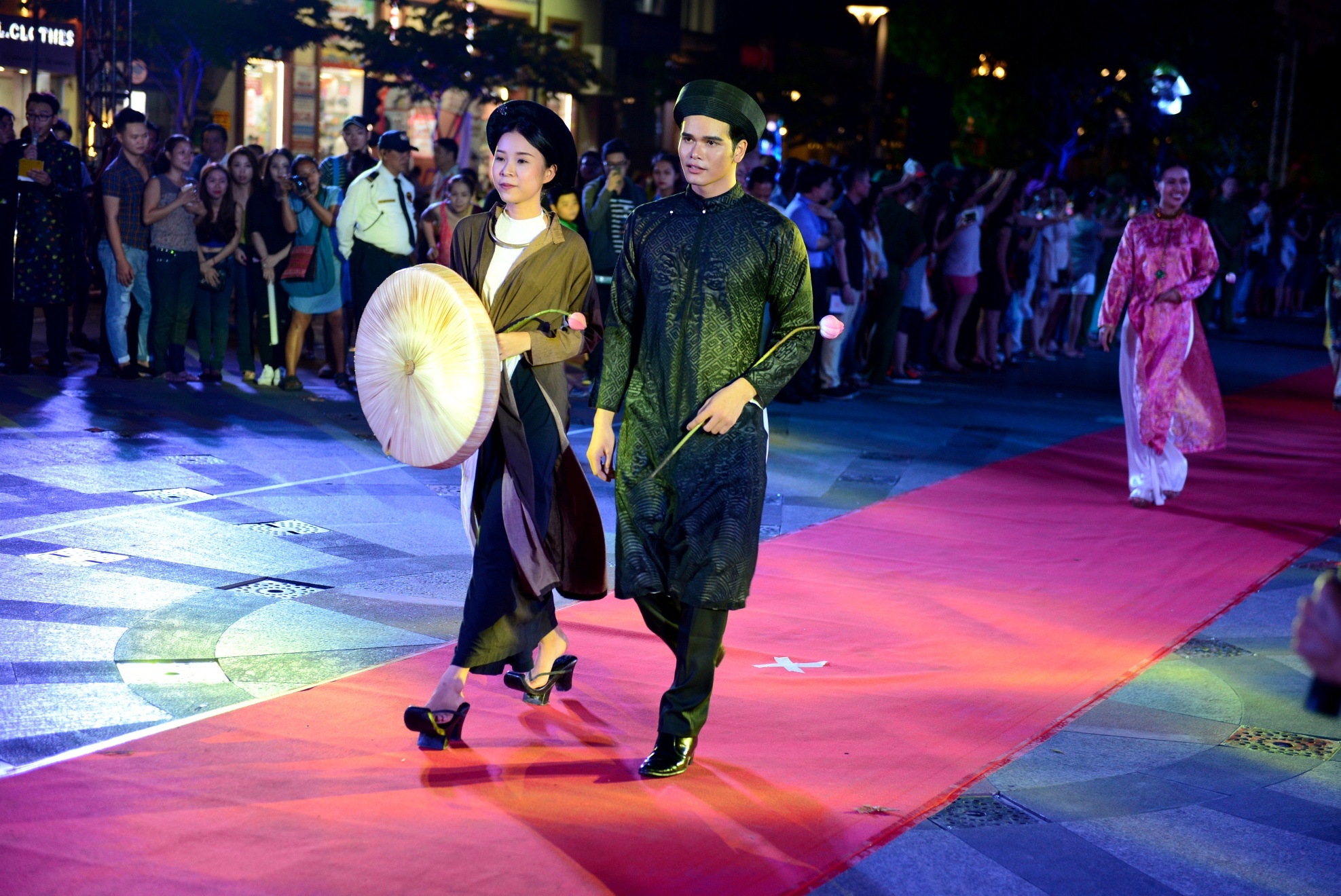 Ao dai tren pho di bo anh 3