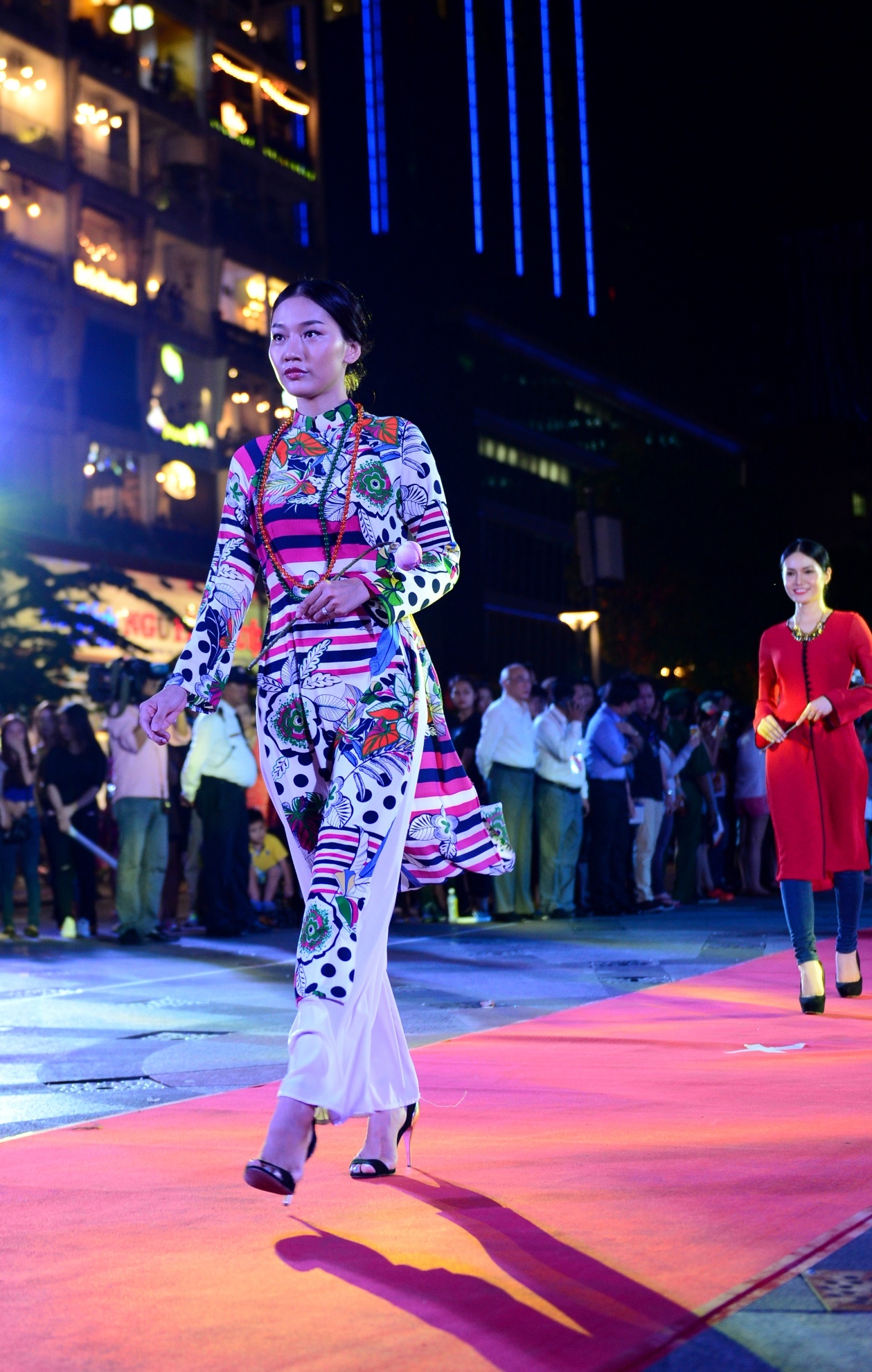 Ao dai tren pho di bo anh 4