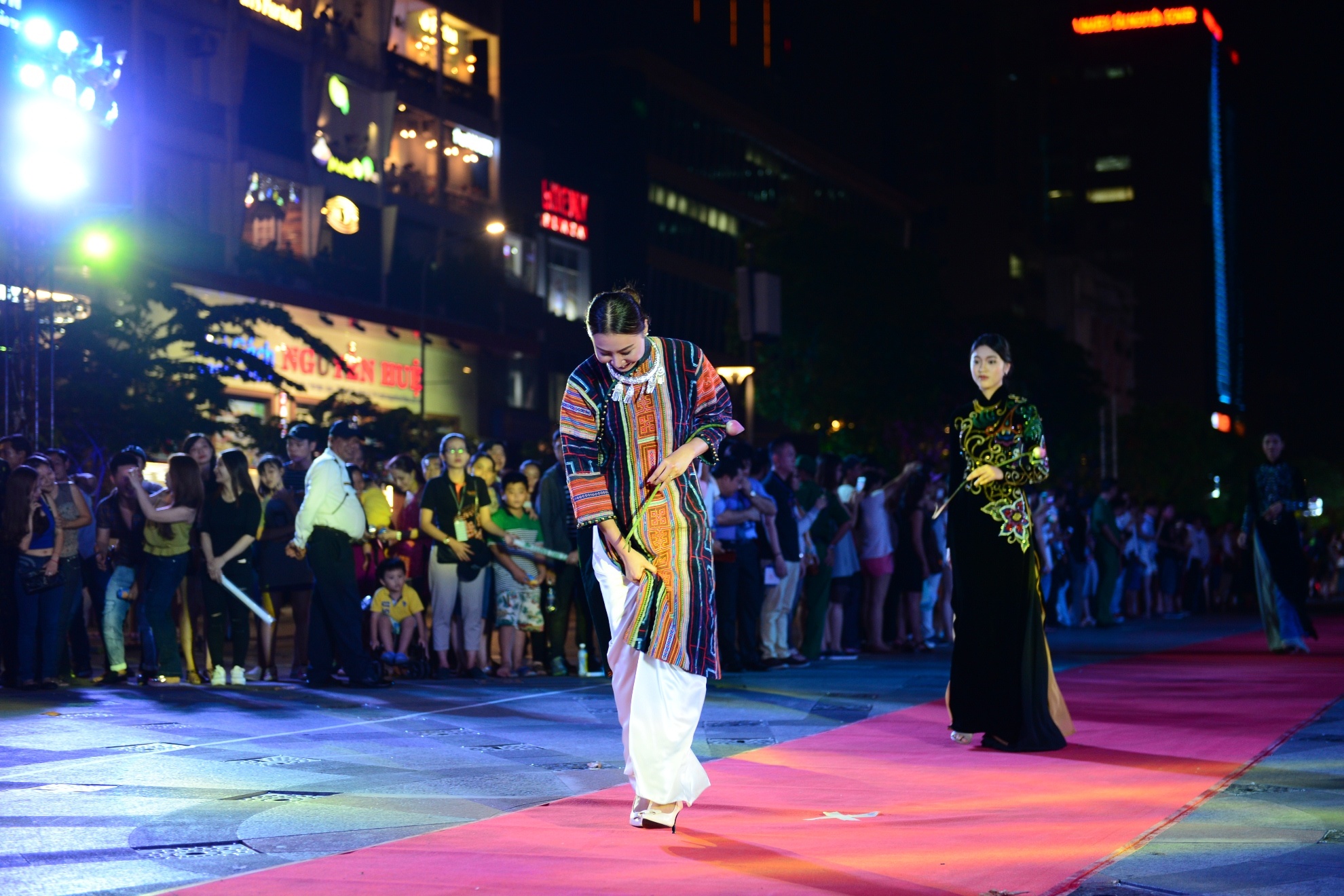 Ao dai tren pho di bo anh 5