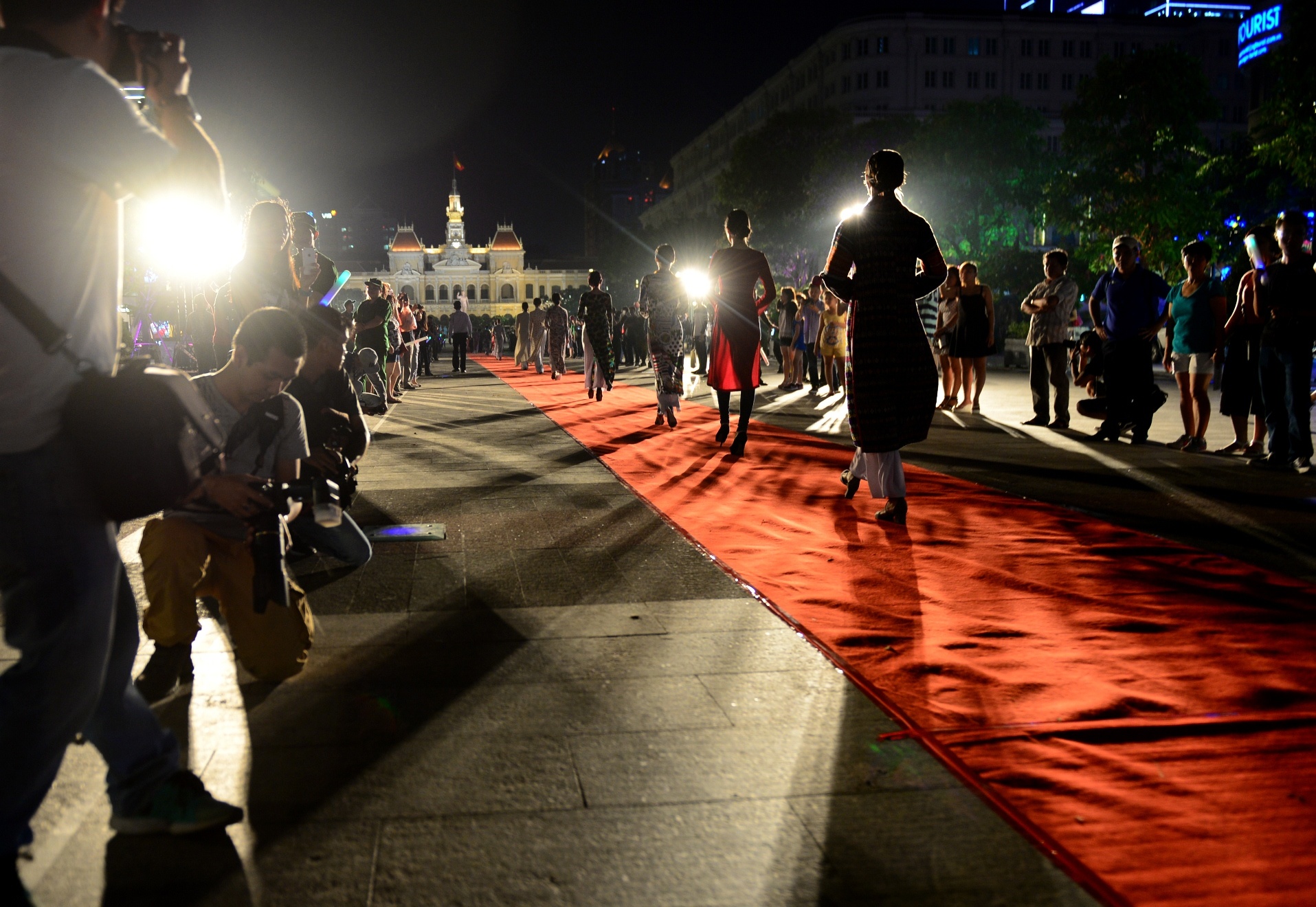 Ao dai tren pho di bo anh 6