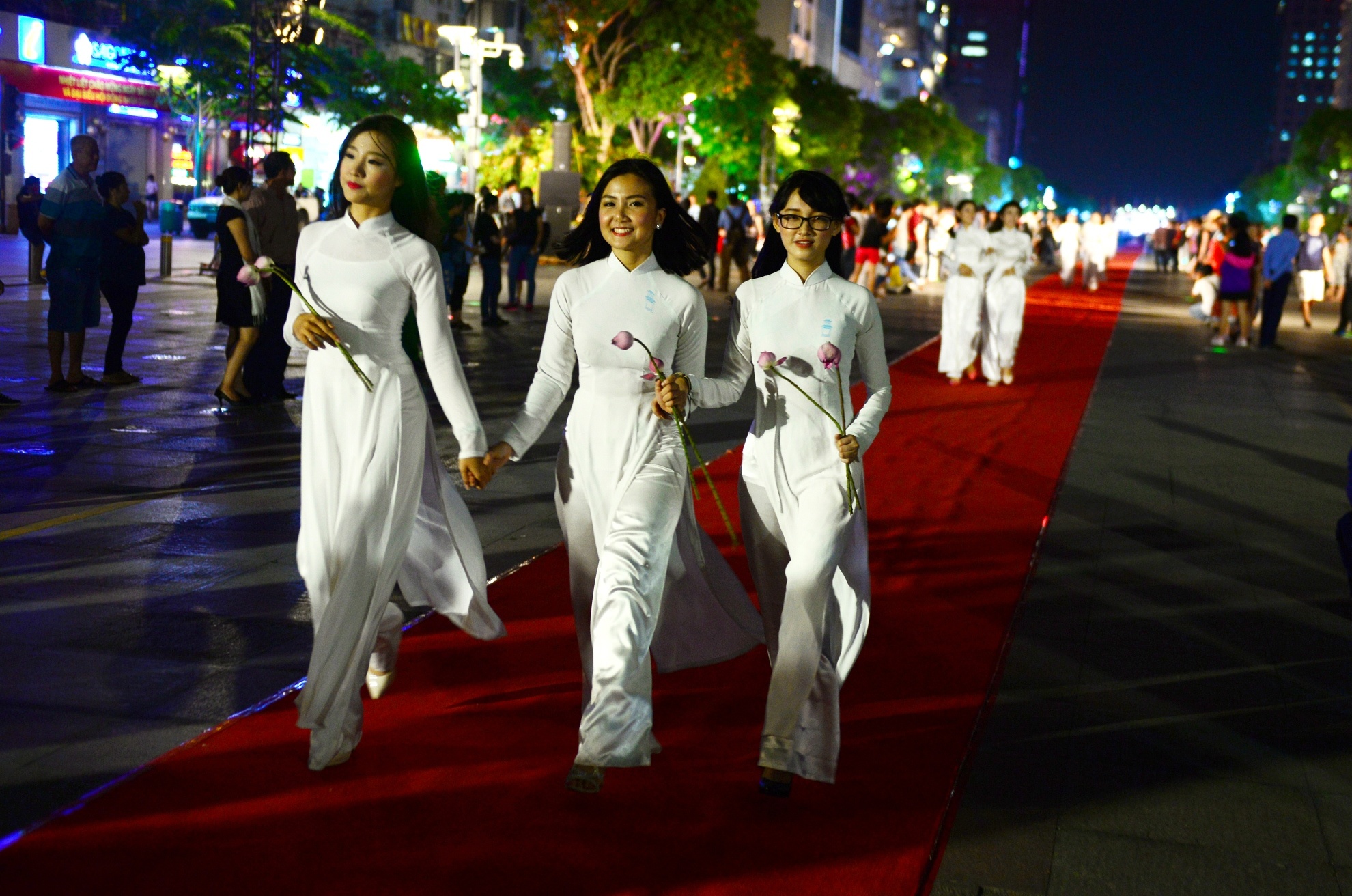 Ao dai tren pho di bo anh 7